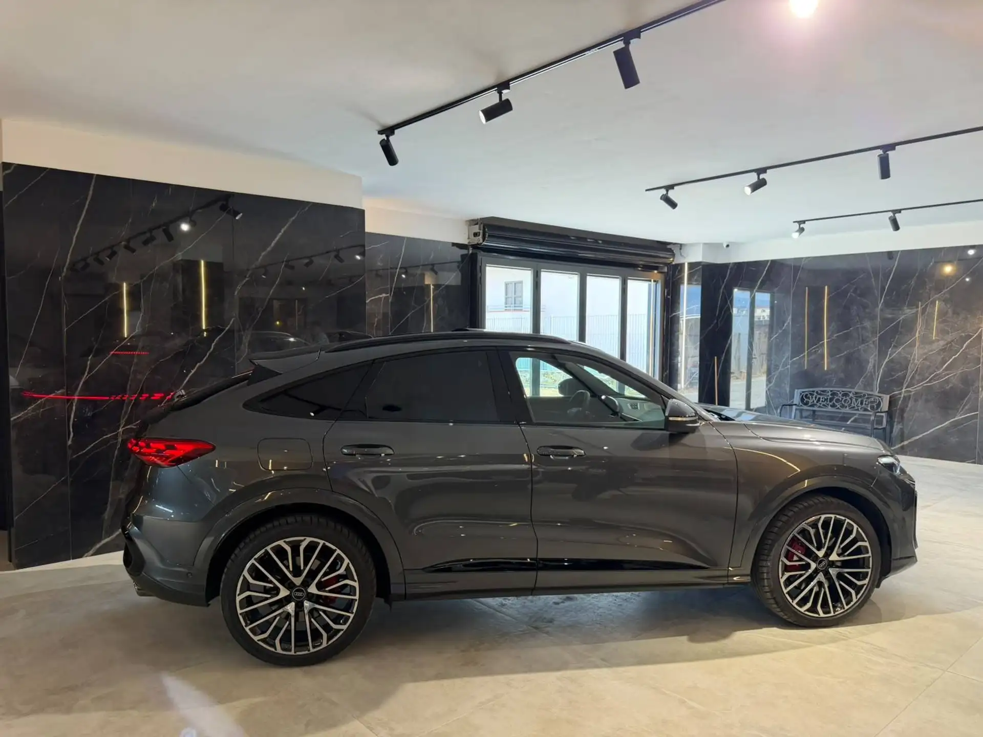 Audi SQ5 2026 블랙 사진 3