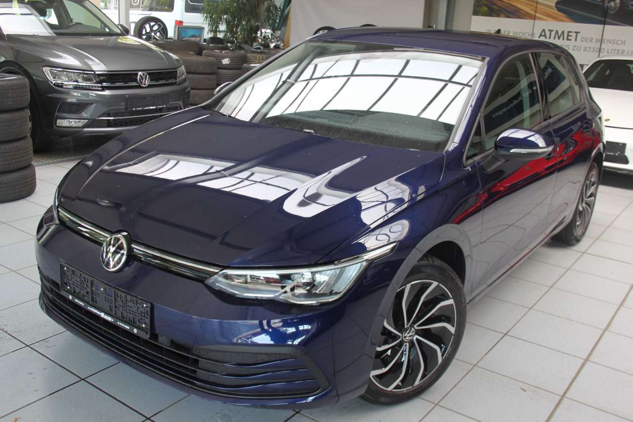 Volkswagen Golf 2022 — VIII Lim./DSG/STZHZ/3ZON/TOTW/17"/ACC/PDC/N