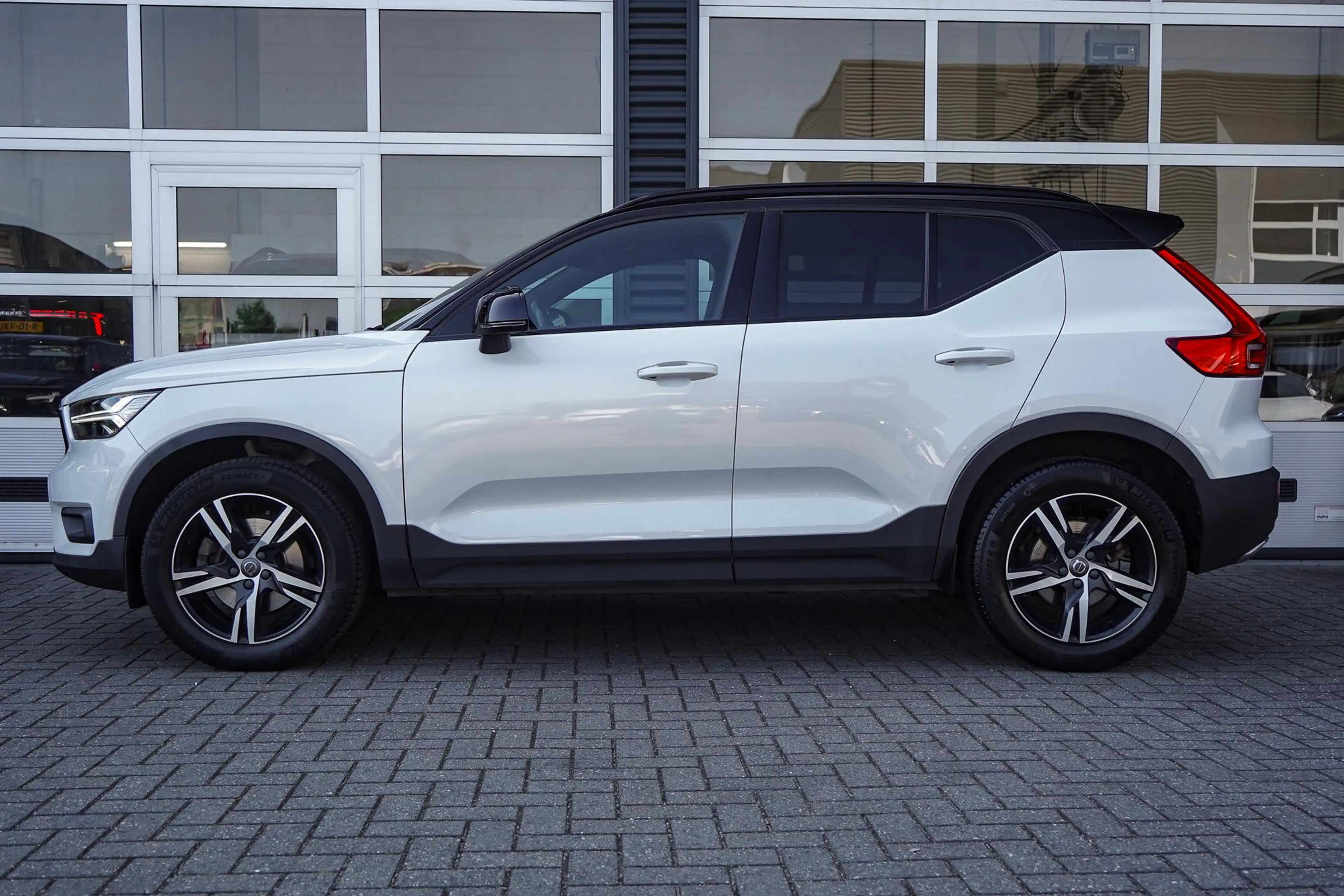 Volvo XC40 2.0 T4 R-Design | Parkeercamera | Adaptive Cruise — photo 3