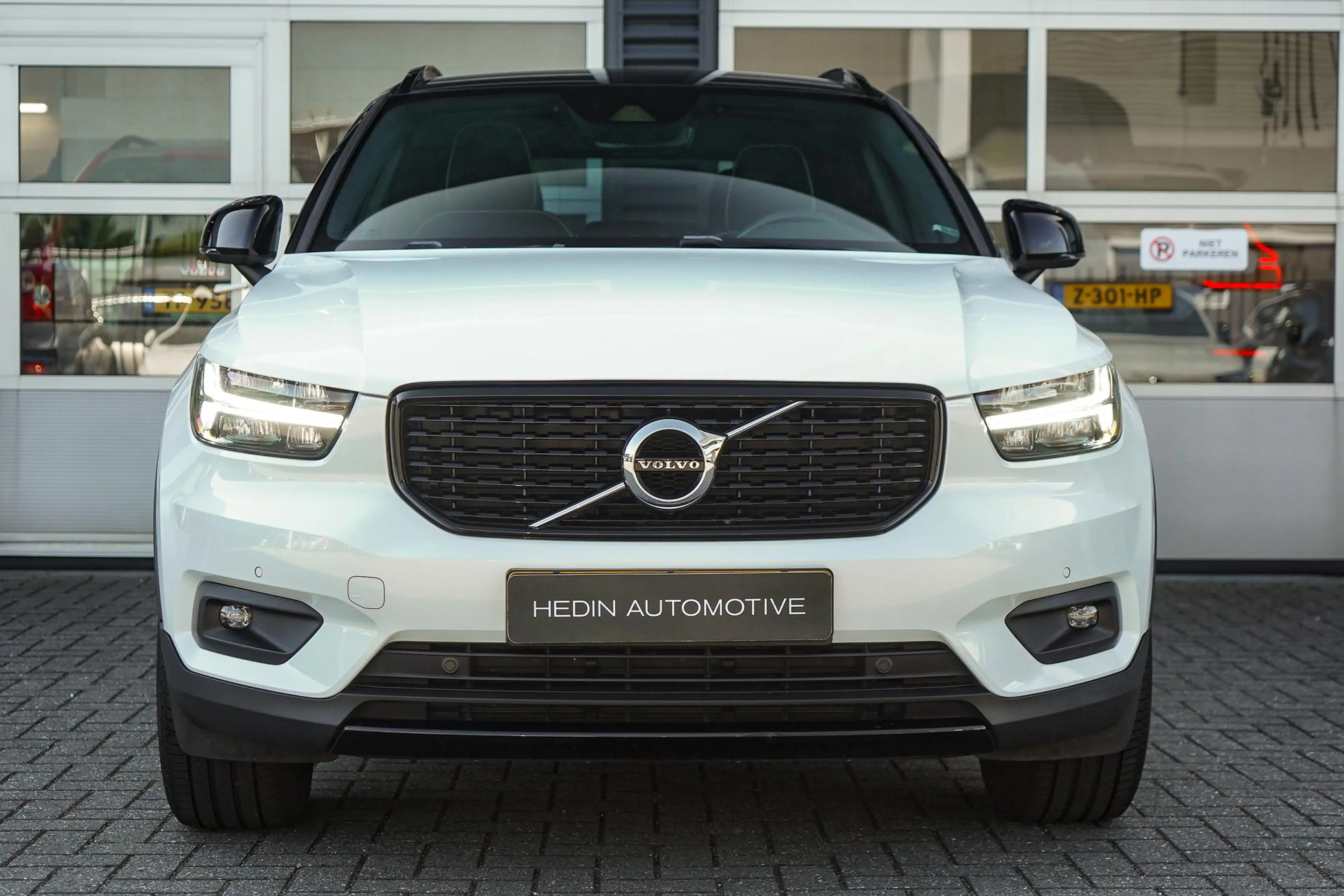 Volvo XC40 2.0 T4 R-Design | Parkeercamera | Adaptive Cruise — photo 2