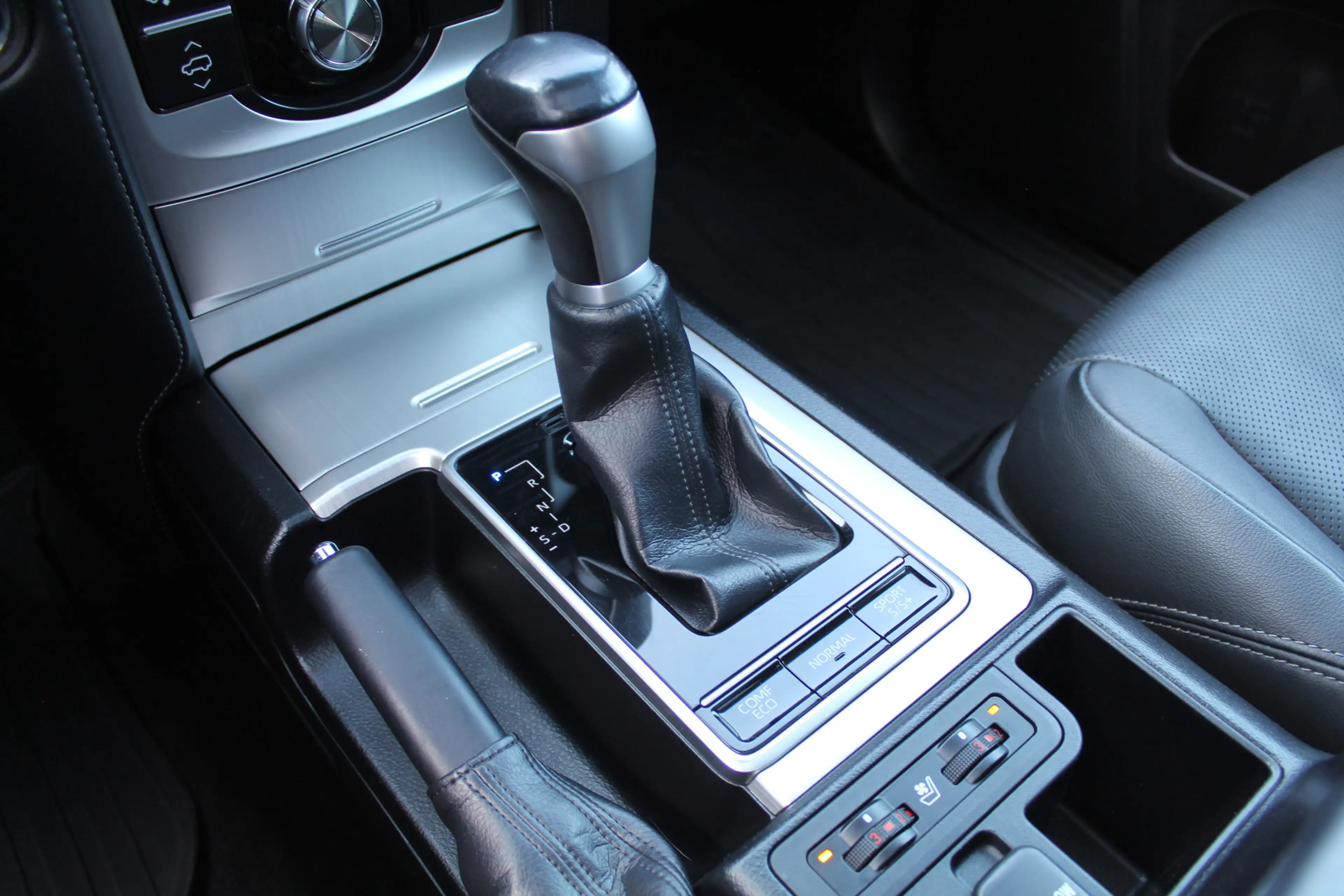 Toyota Land Cruiser 2.8 D-4D-F Executive Window Van | Rijklaar | Trekh — photo 25