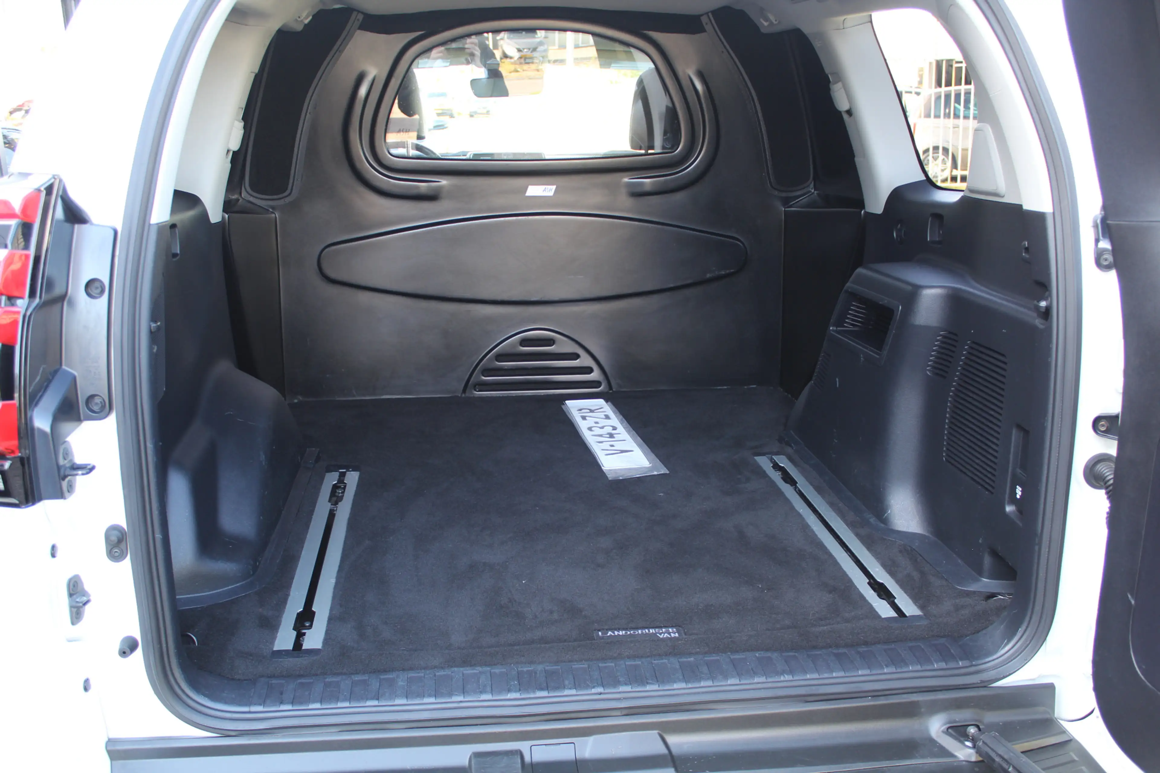 Toyota Land Cruiser 2.8 D-4D-F Executive Window Van | Rijklaar | Trekh — photo 6
