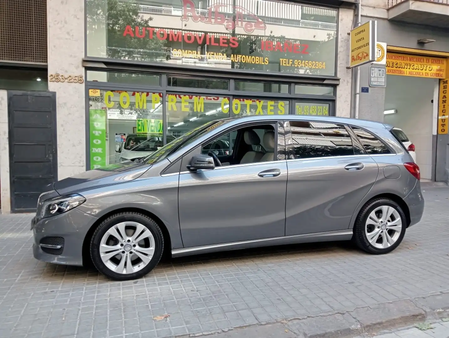 Mercedes-Benz B 180 7G-DCT Plateado - 1