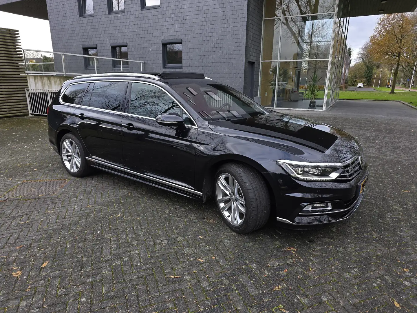 Volkswagen Passat 1.5 TSI Highline Business R Zwart - 2