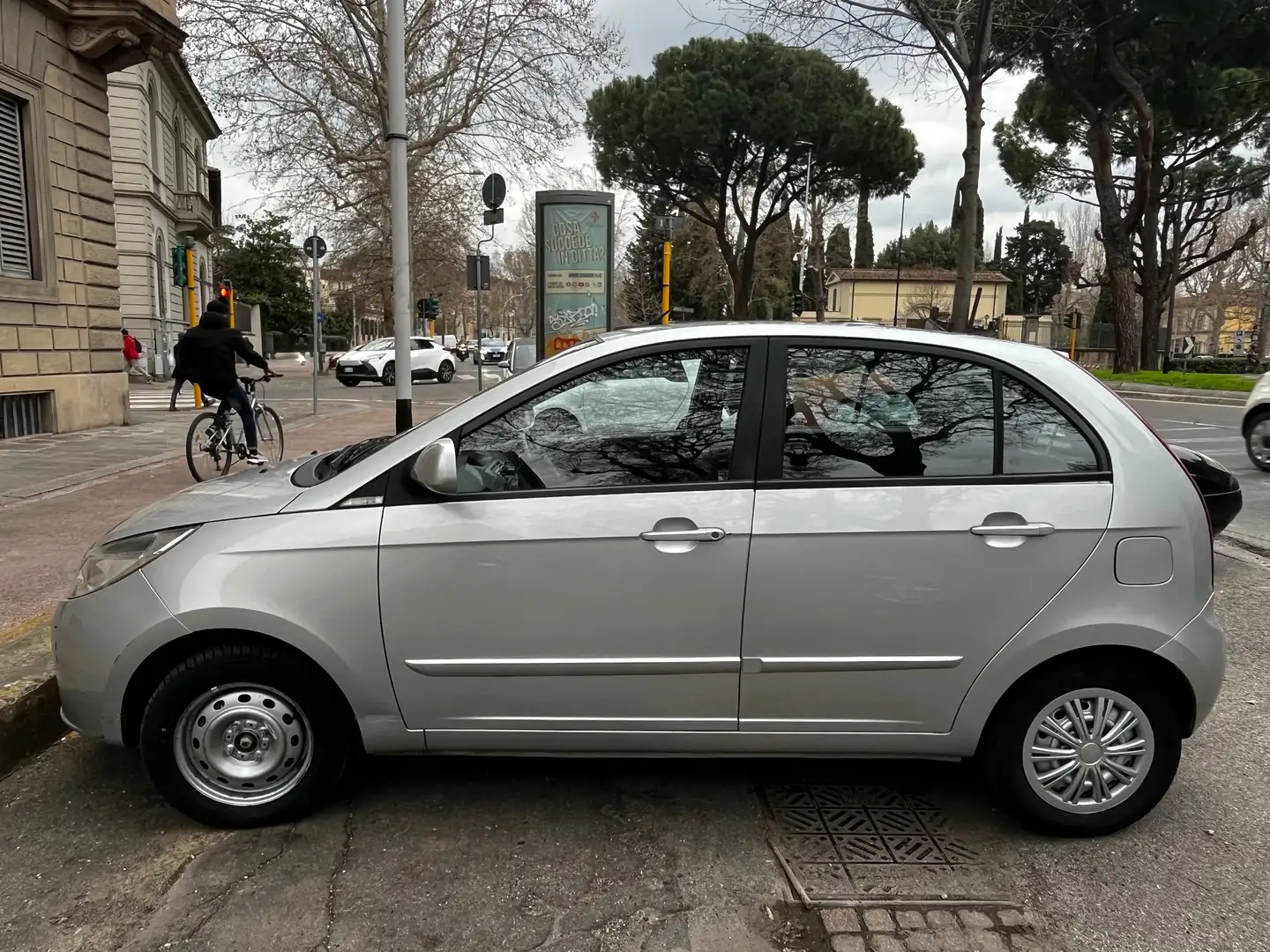 Tata Indica Vista 1.4 Safire bi-fuel G E5 Gris - 2