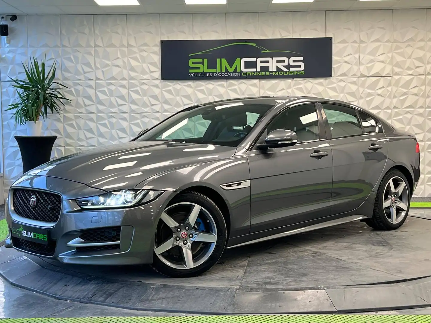 Jaguar XE 2.0D 180ch R-Sport Gri - 1