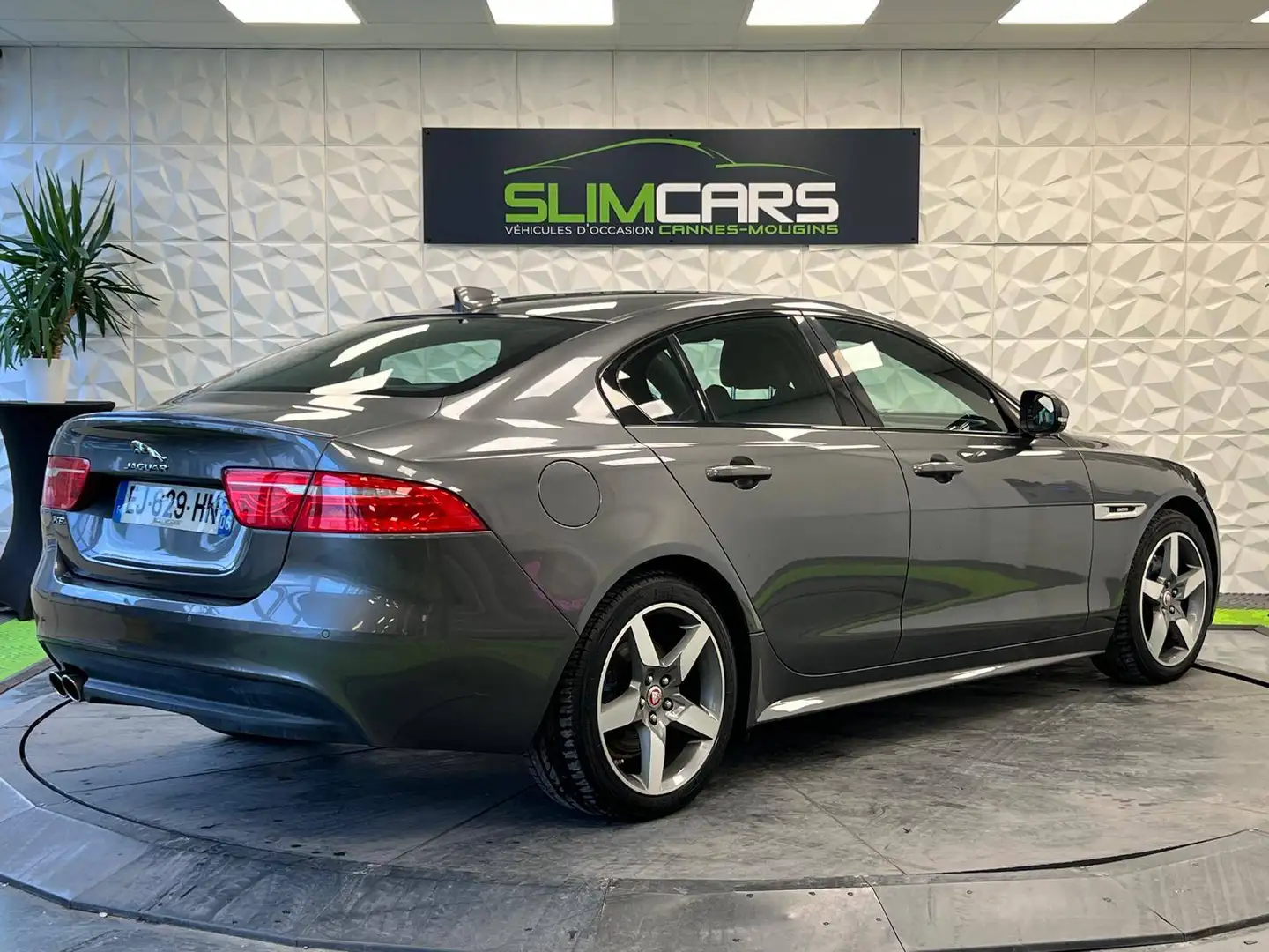 Jaguar XE 2.0D 180ch R-Sport Gri - 2