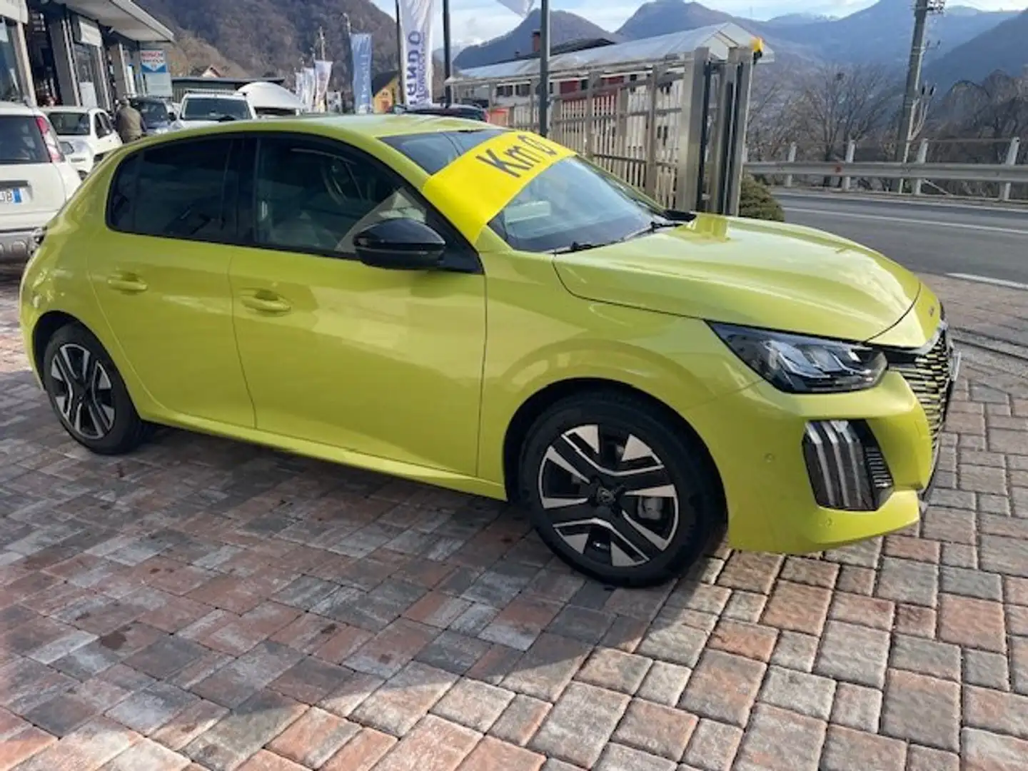Peugeot 208 1.2 puretech Allure Pack s Giallo - 2