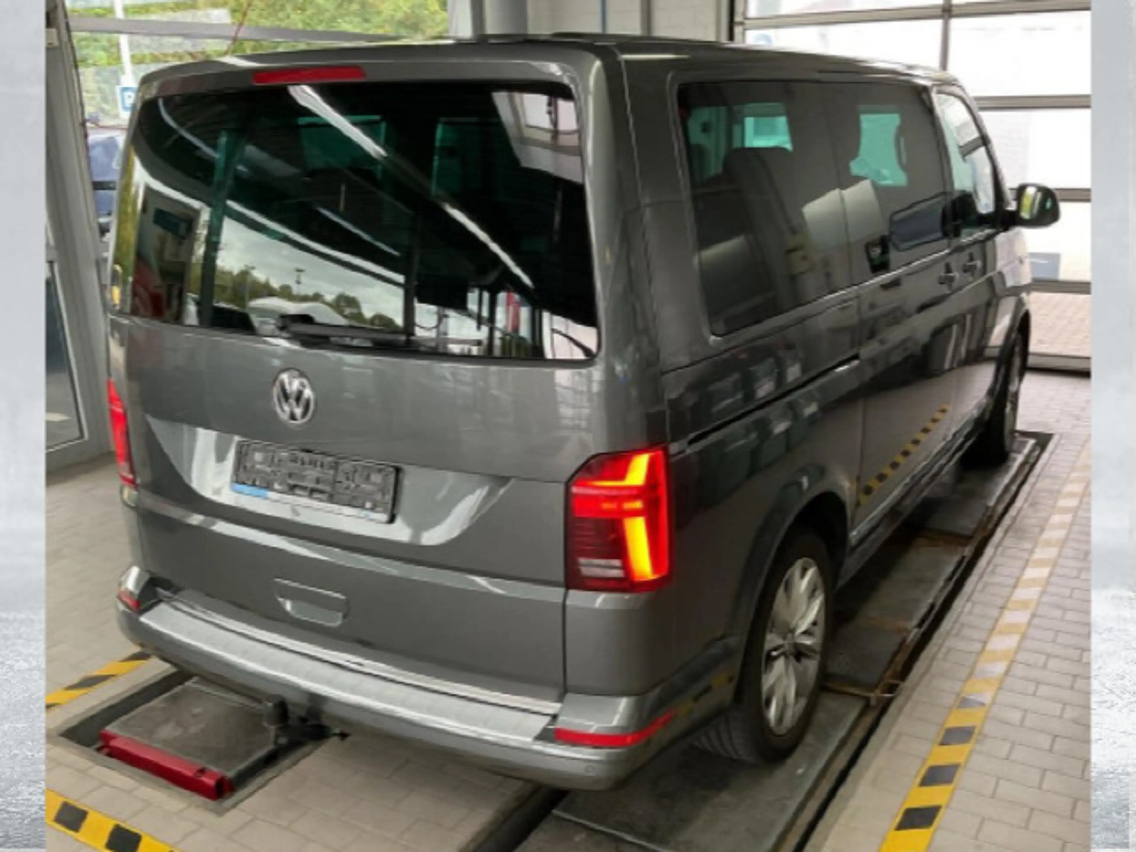 Volkswagen T6.1 Multivan 2.0 TDI Autom. Generation Six Navi — photo 2