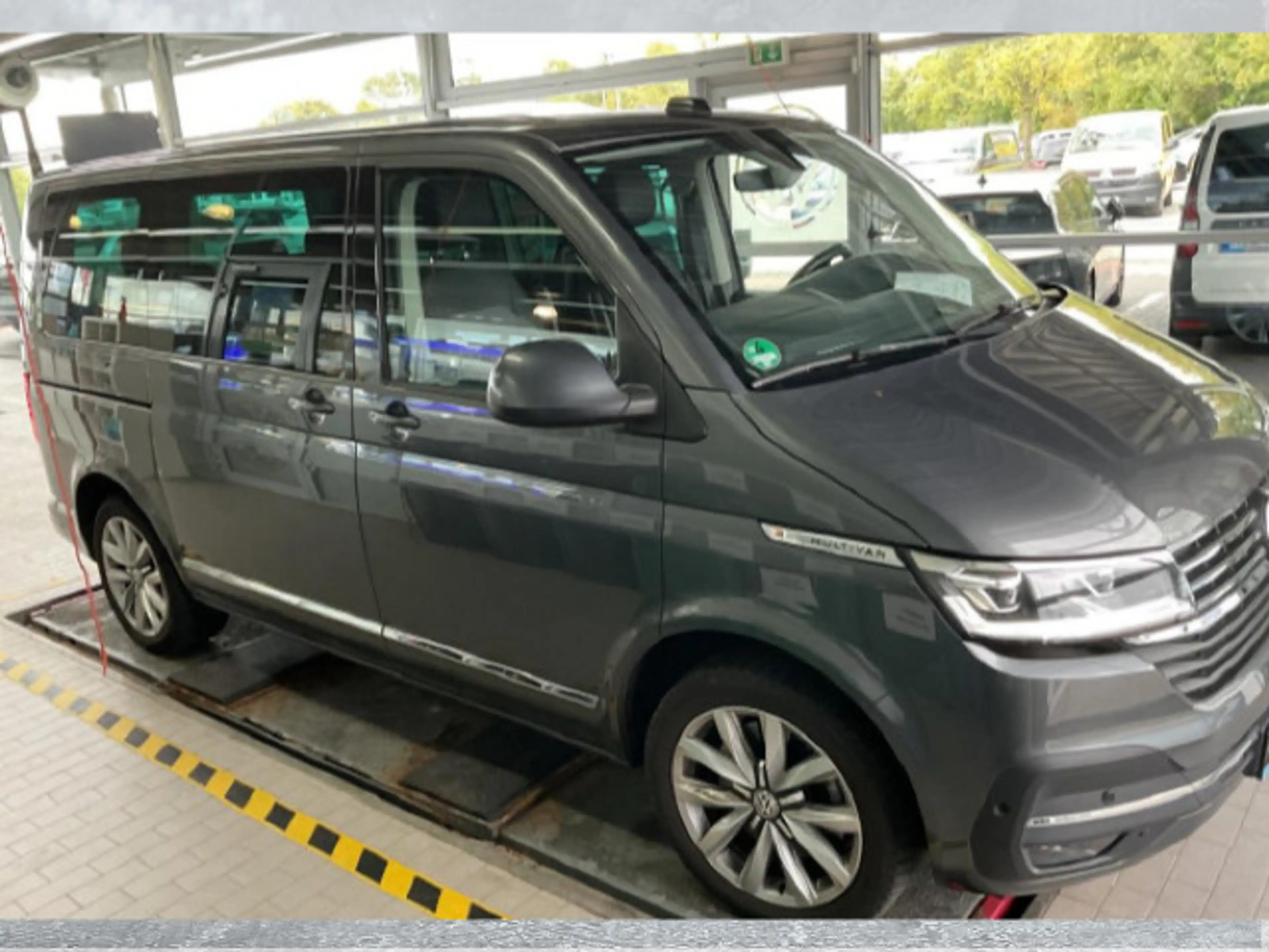 Volkswagen T6.1 Multivan 2.0 TDI Autom. Generation Six Navi — photo 3