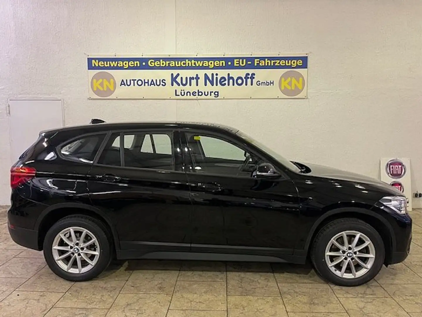 BMW X1 sDrive 18i Advantage +LED +Navi Schwarz - 1