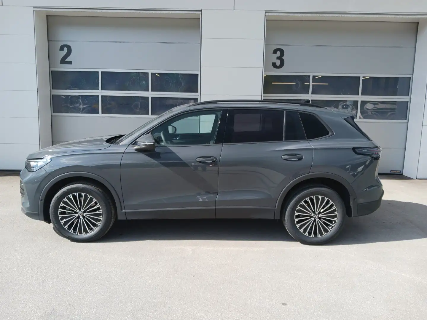 Volkswagen Tiguan 2.0 TSI 150 kW 4Motion Friends DSG Grau - 2