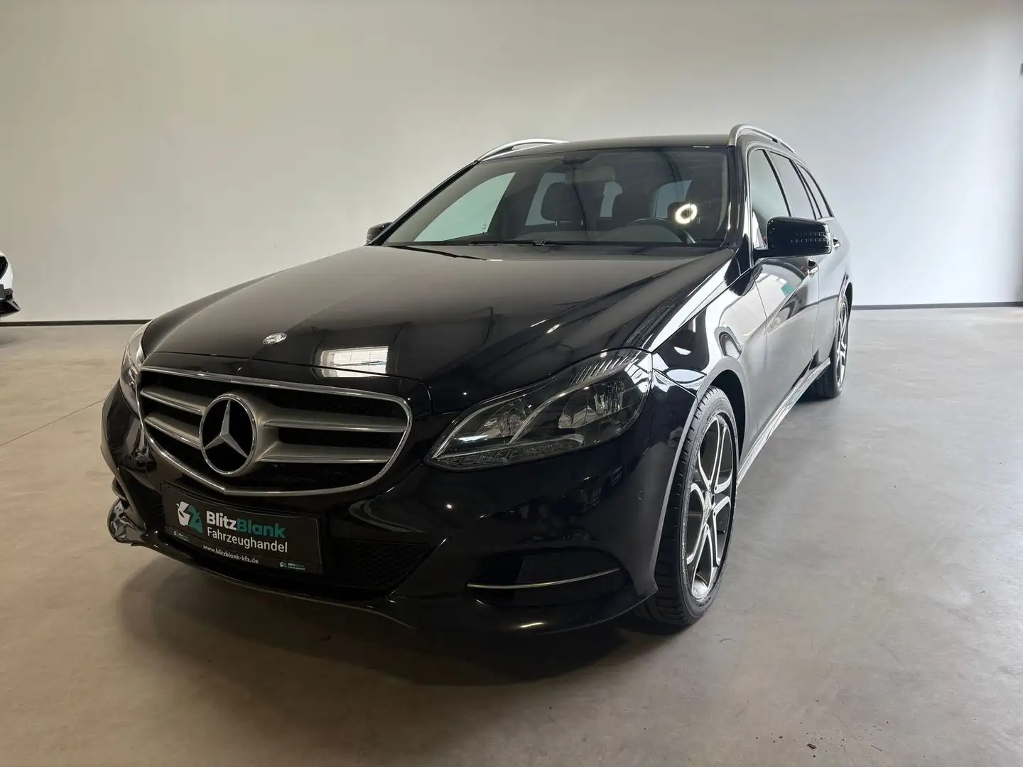 Mercedes-Benz E 220 BlueEfficiency AHK PDC NAVI Noir - 1