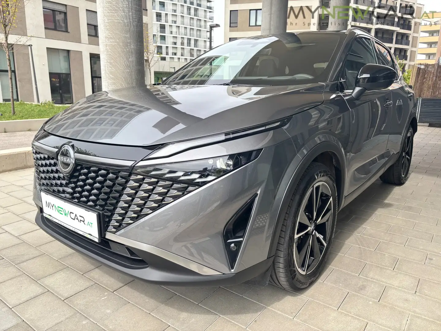 Nissan Qashqai Tekna 1,3 DIG-T MHEV Xtronic inkl. PANO *NEU* Grau - 2