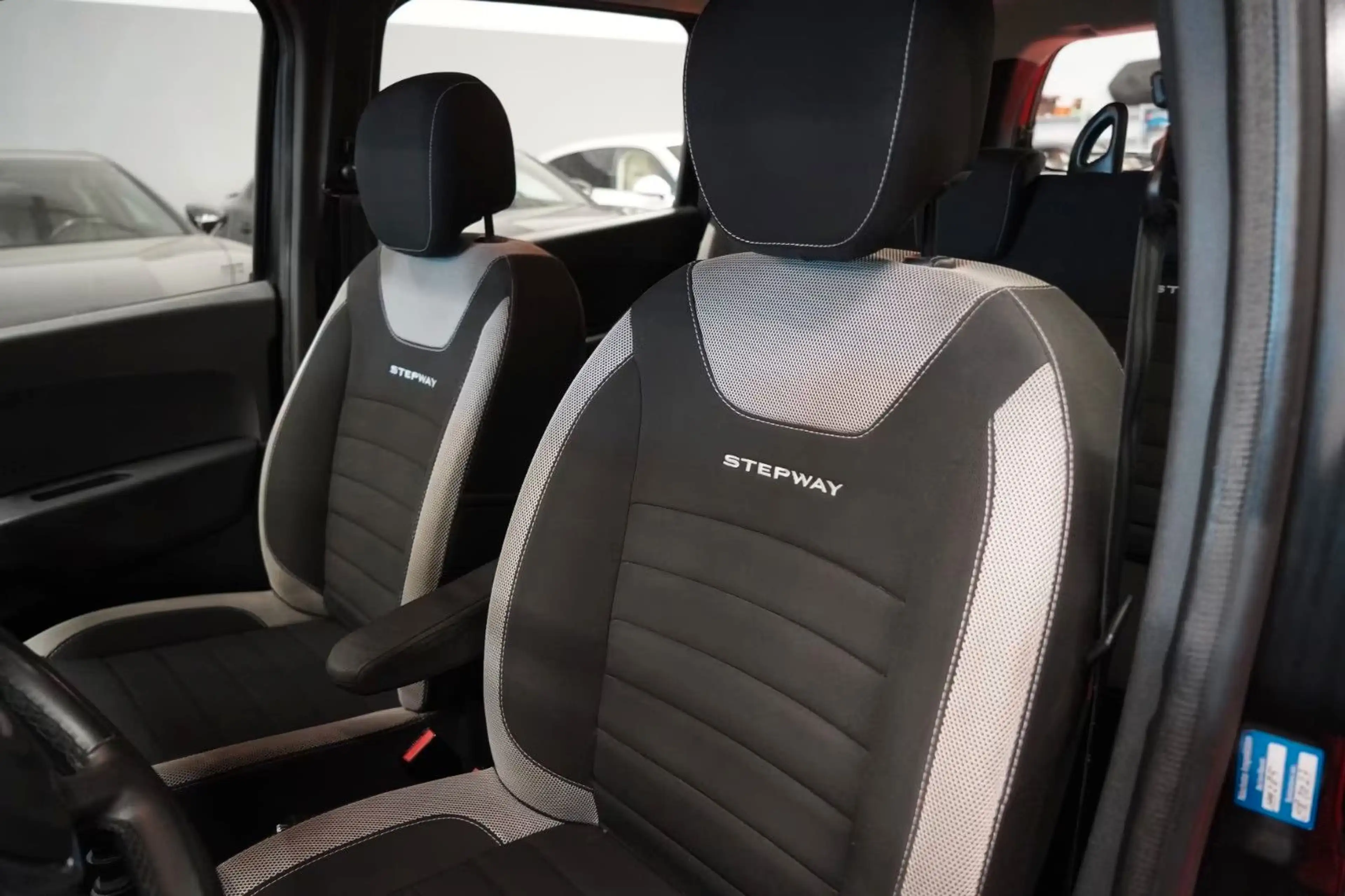 Dacia Lodgy 1.5 dCi Stepway Plus *Unfallfrei* — photo 15
