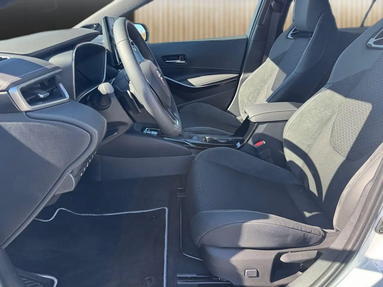 Toyota Corolla 2.0 Hybrid TS Lounge Pano Matrix JBL HuD 8