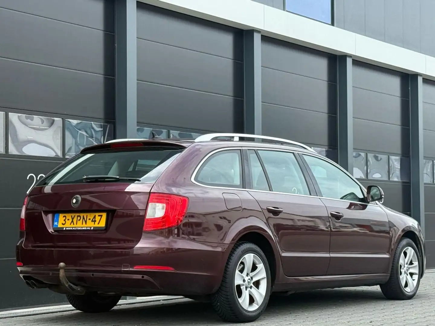 Skoda Superb 2.0 TDI Navi Clima AUTOMAAT Rood - 2