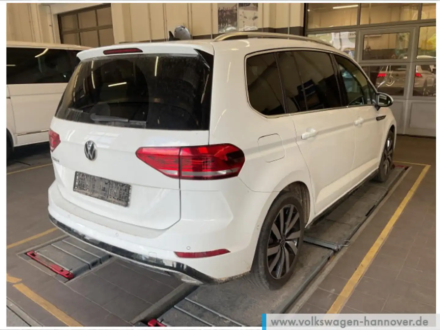 Volkswagen Touran 1.5 TSI DSG Highline R-Line Navi Pano AHK Weiß - 2