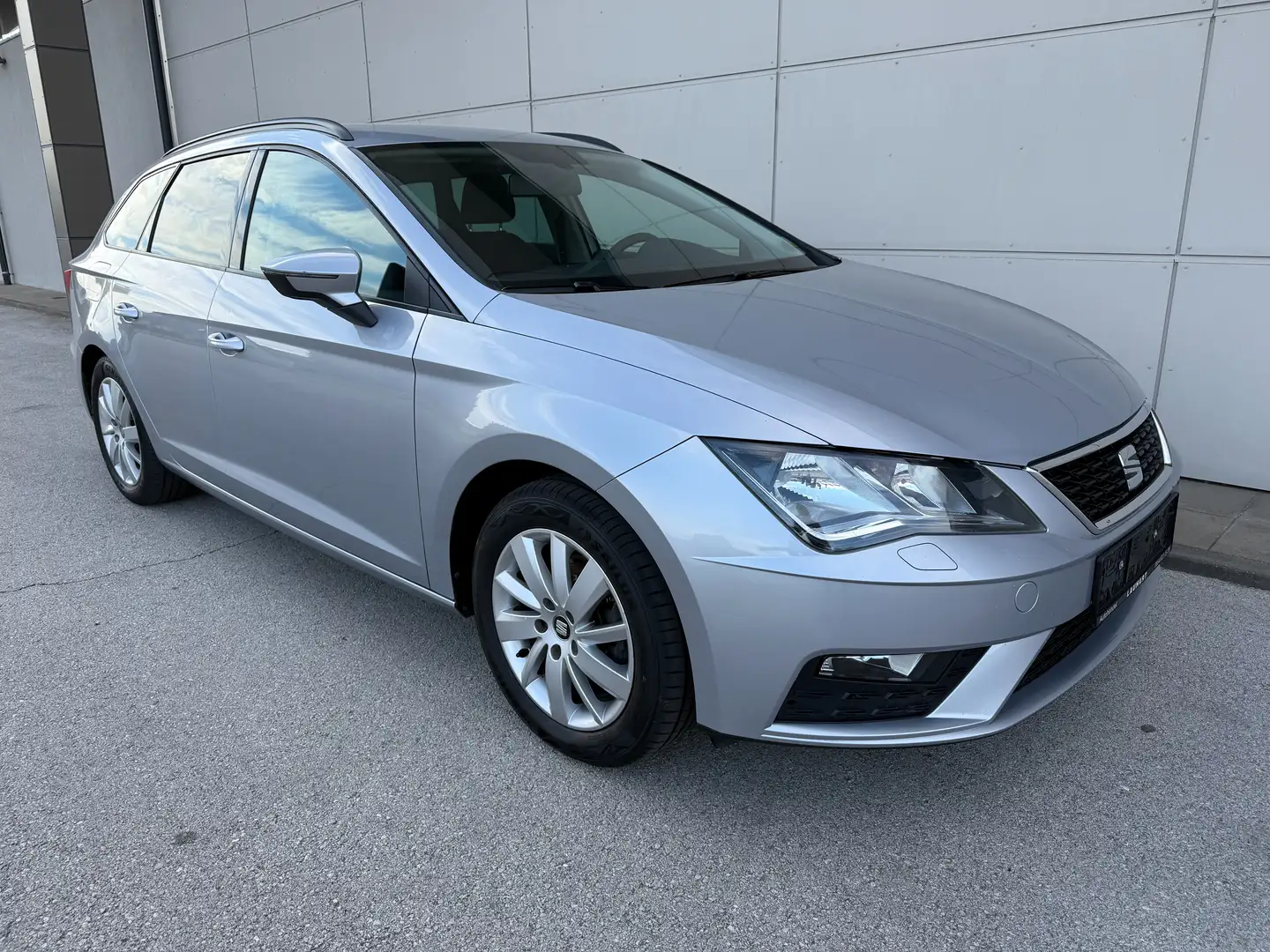 SEAT Leon 1.6 TDI Kombi Reference Silber - 2