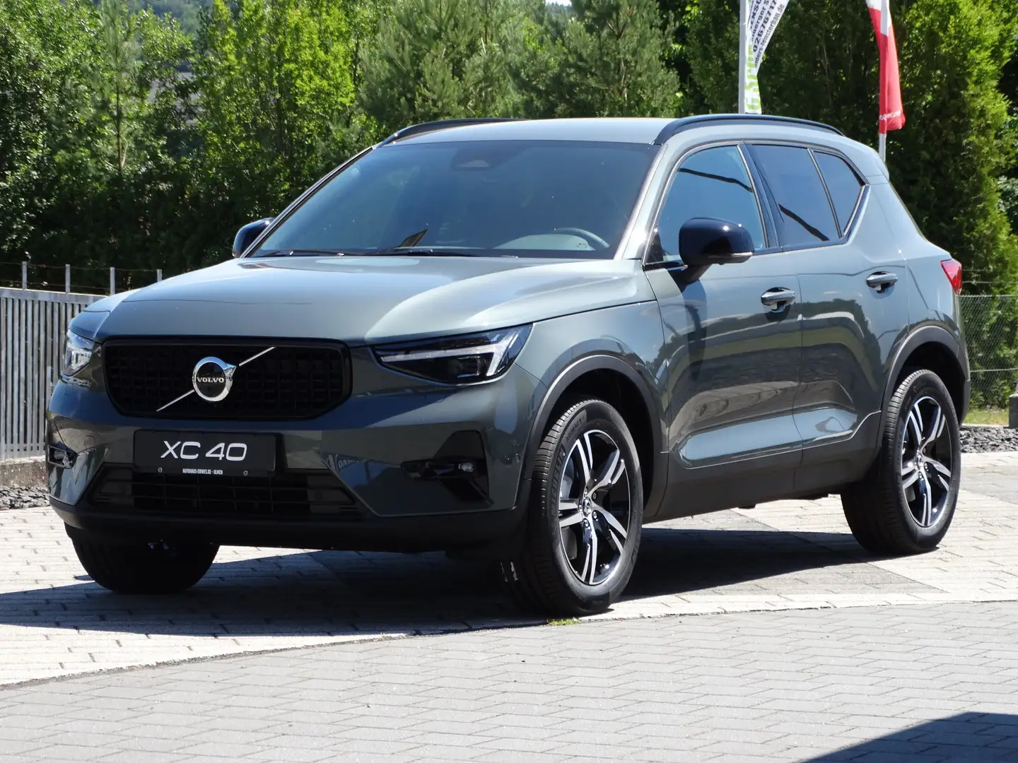 Volvo XC40 B3 Plus Dark 2WD Verde - 1