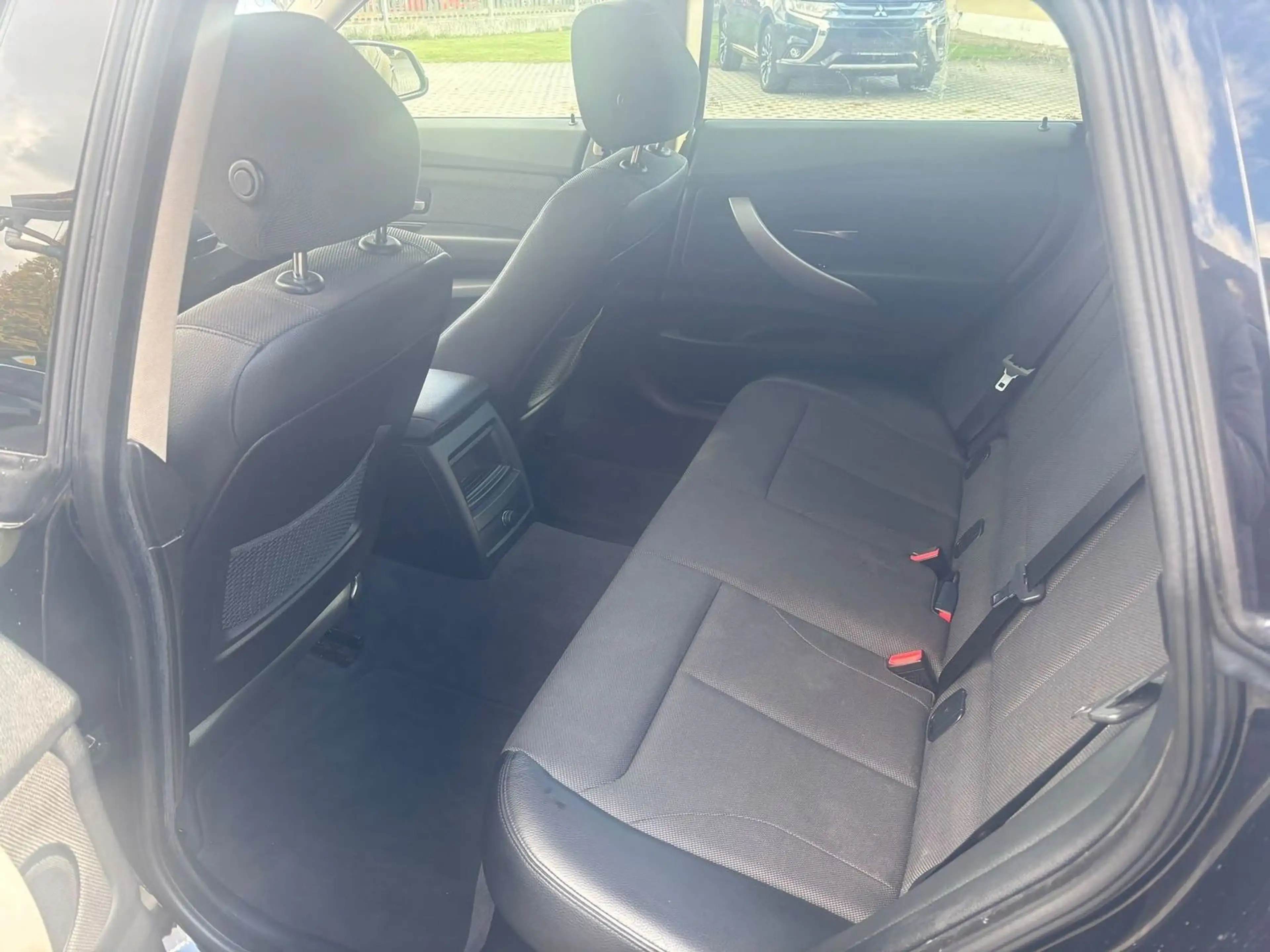 BMW 320 320 d Advantage — photo 10