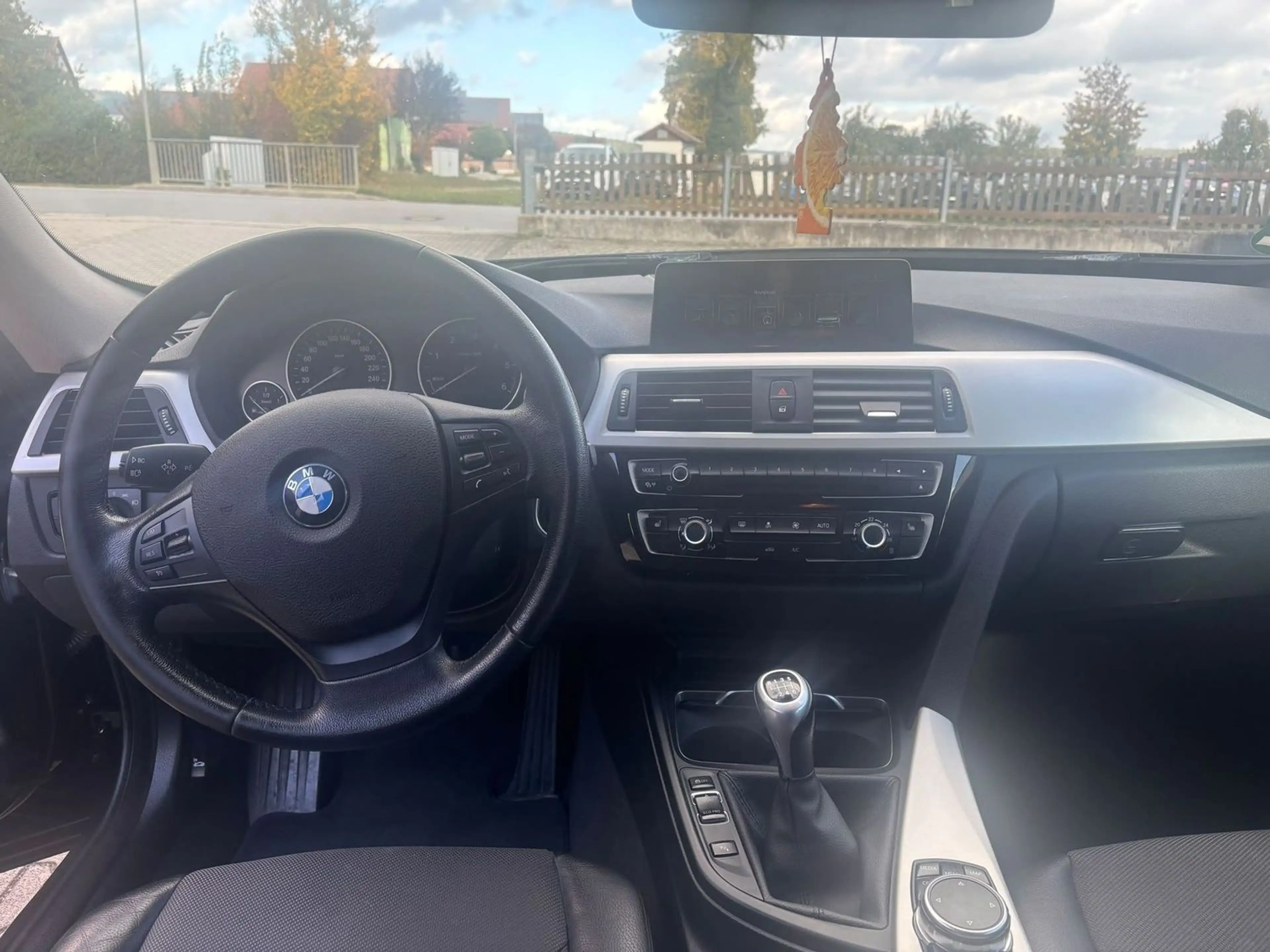 BMW 320 320 d Advantage — photo 12
