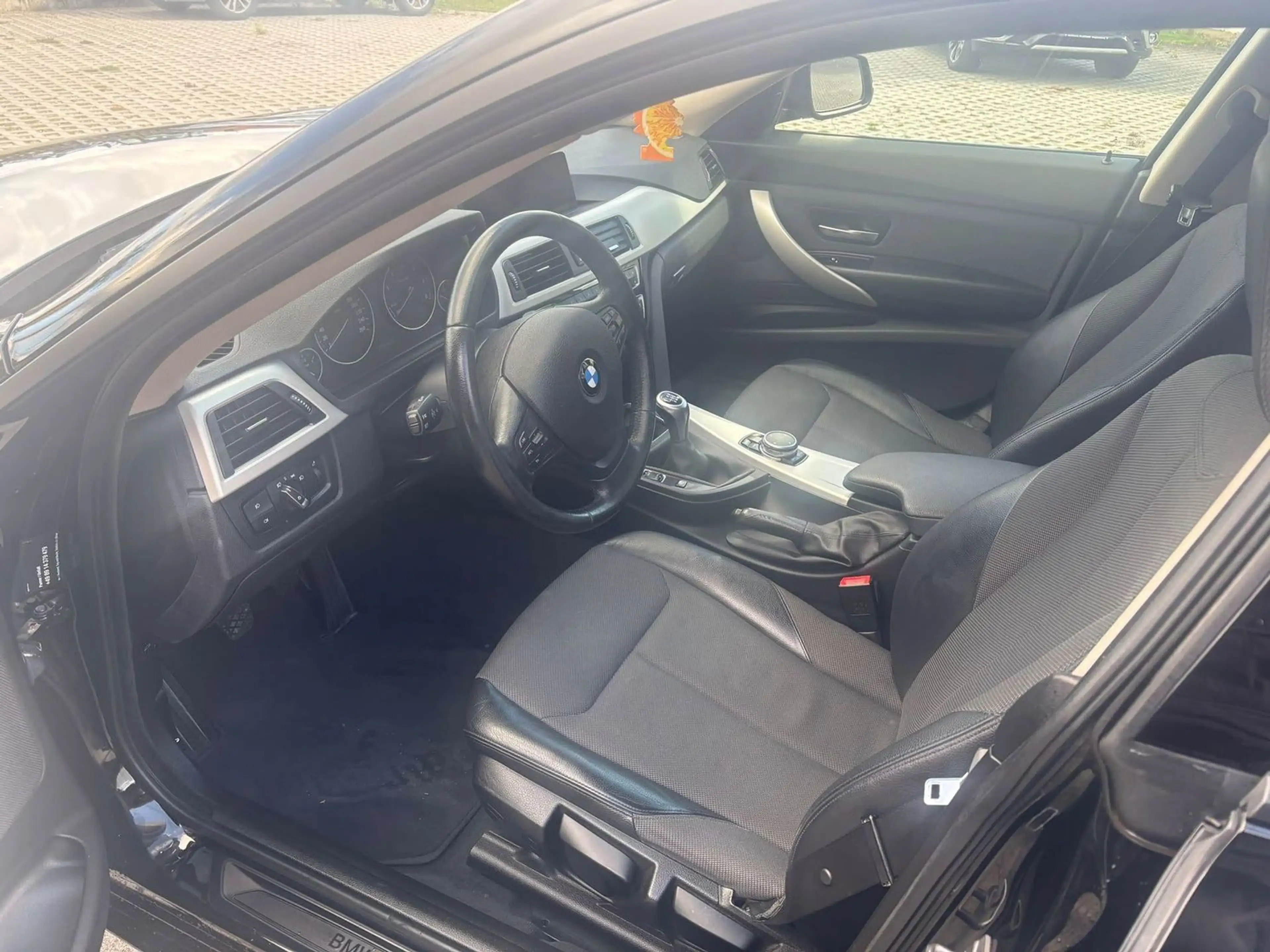 BMW 320 320 d Advantage — photo 9