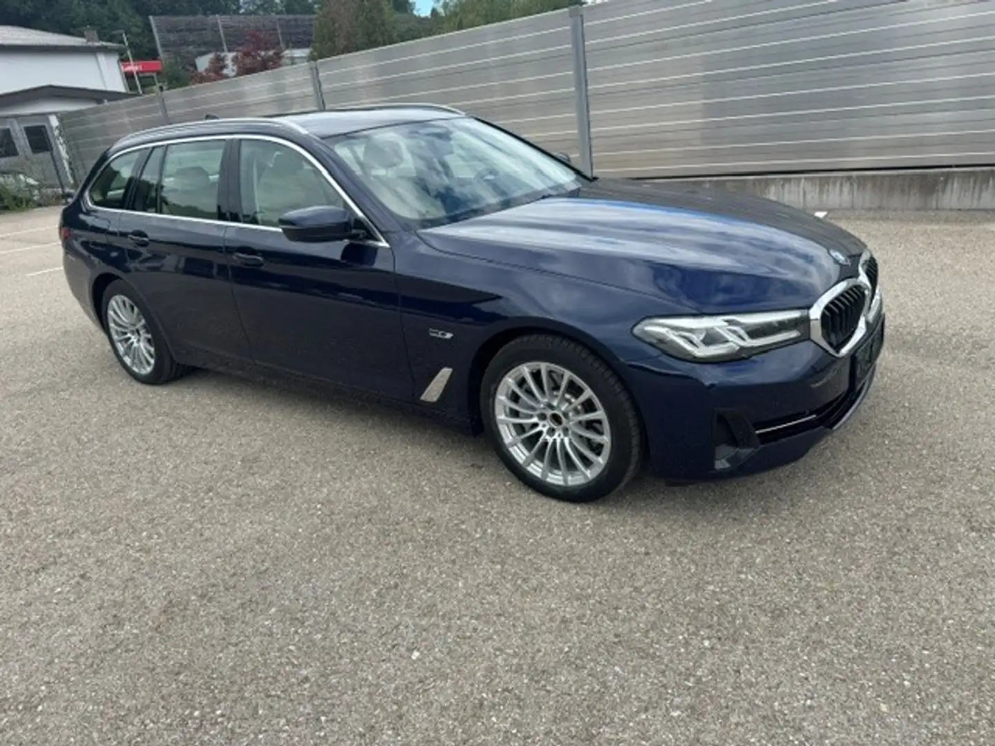 BMW 530 530e xDrive Touring Aut. Kombi, 5-türig, Automatik, 8-Gang Blau - 2