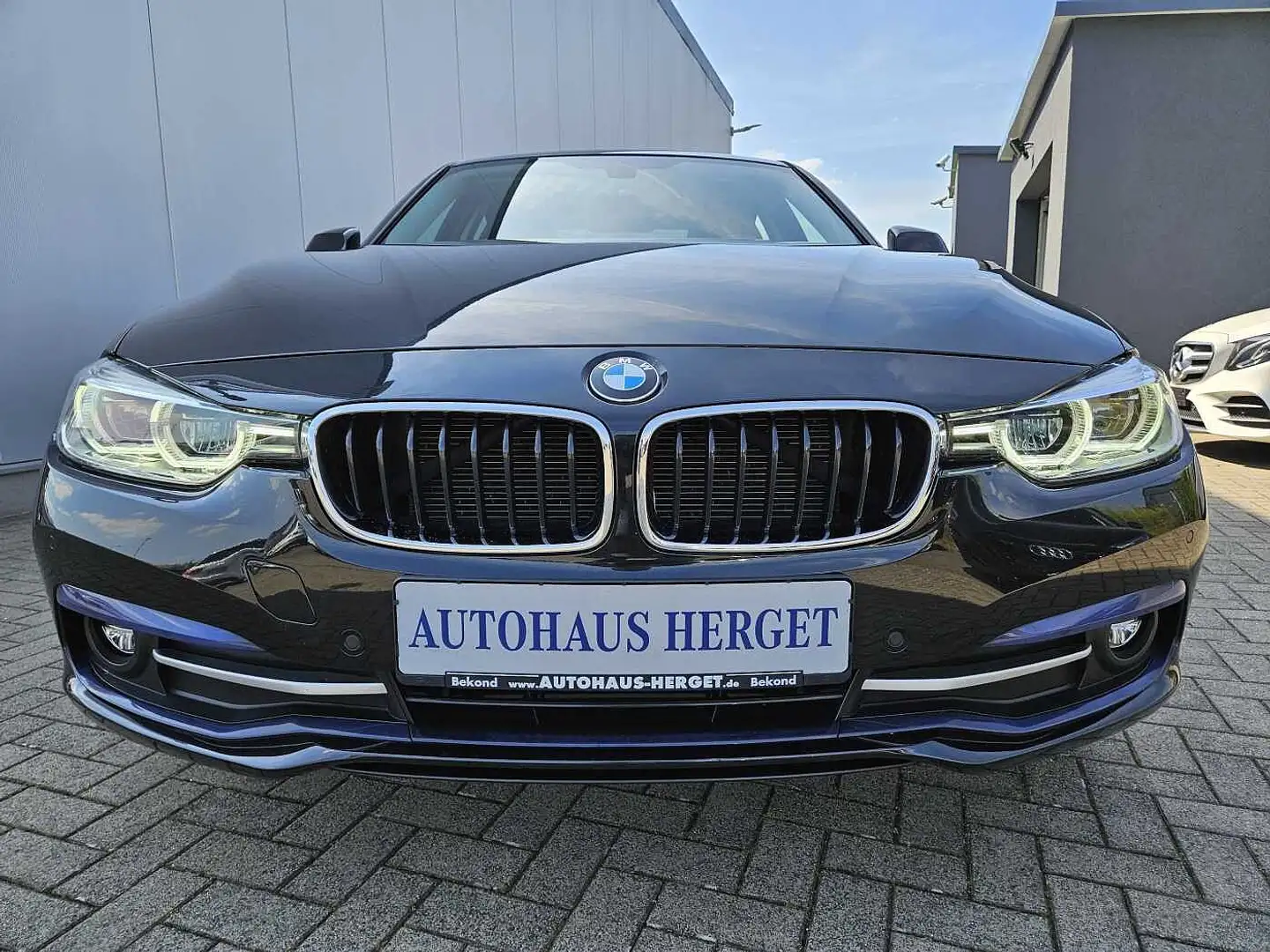 BMW 318 i Sport Line 2.Hand/BMW-Scheckheft/LED/Navigation/ Noir - 2