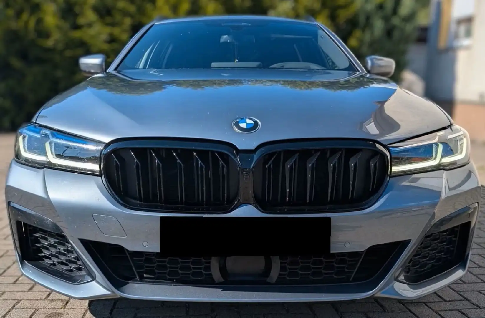 BMW 540 540d xDrive Touring Aut. M Sport Edition Grau - 1