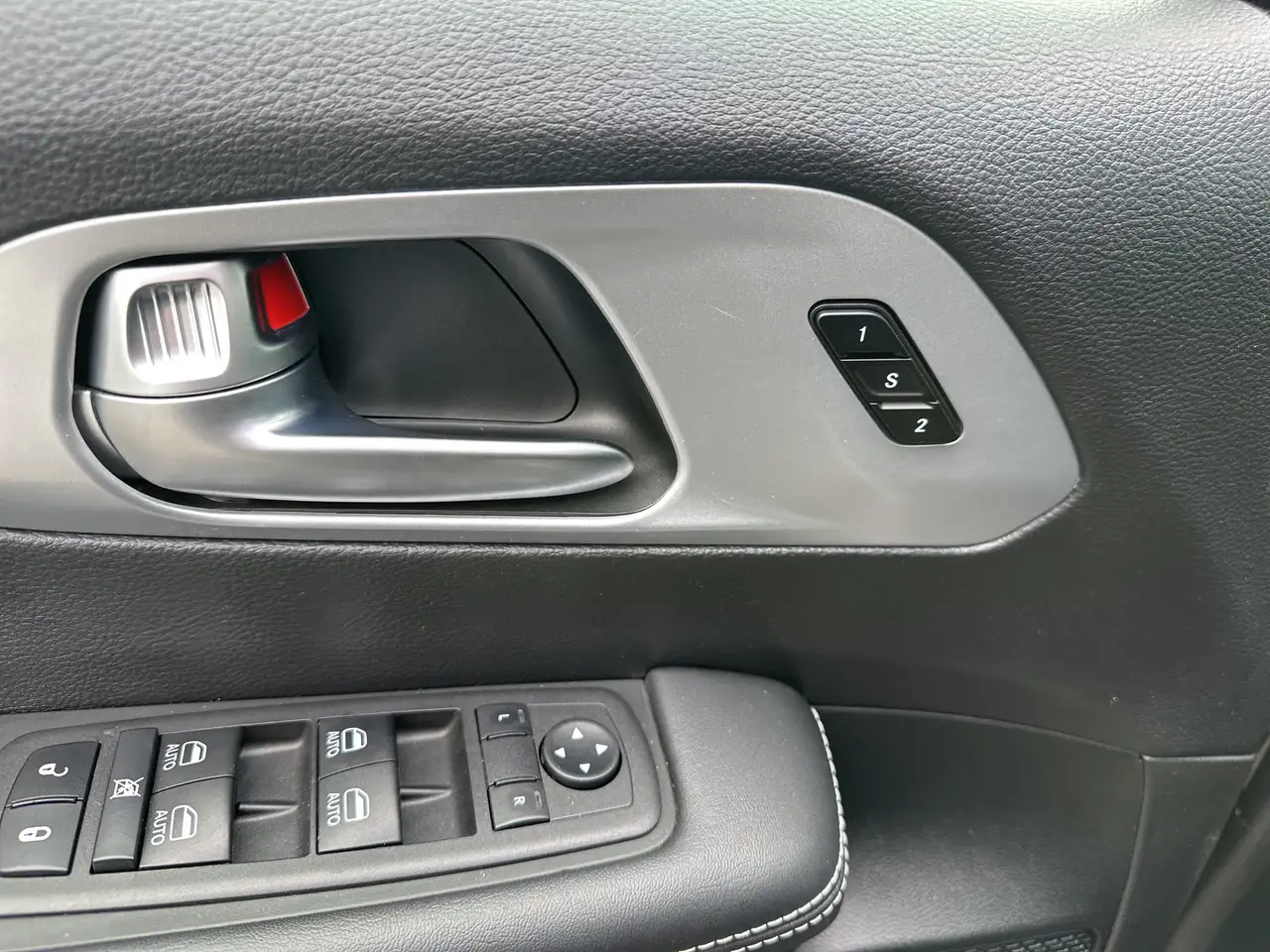 Chrysler Pacifica снимка Chrysler Pacifica