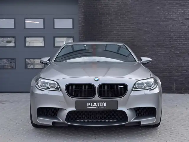 BMW M5 view 4
