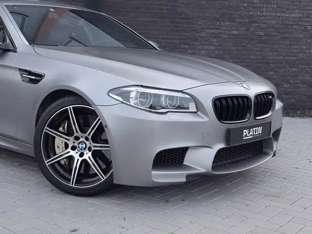 BMW M5 view 9