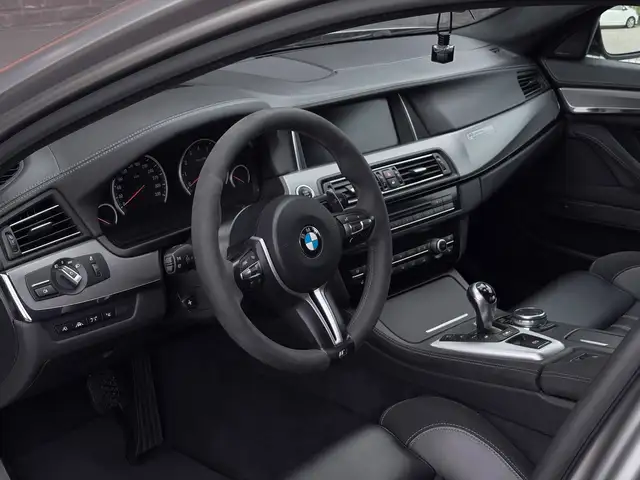 BMW M5 view 14