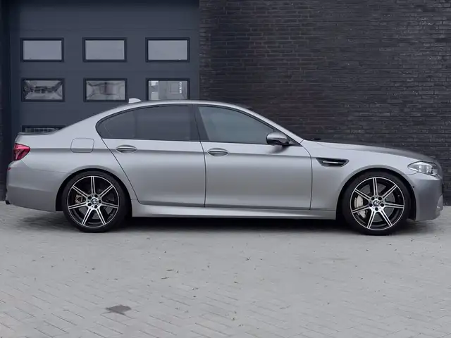 BMW M5 view 3