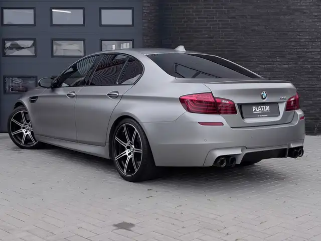 BMW M5 view 2