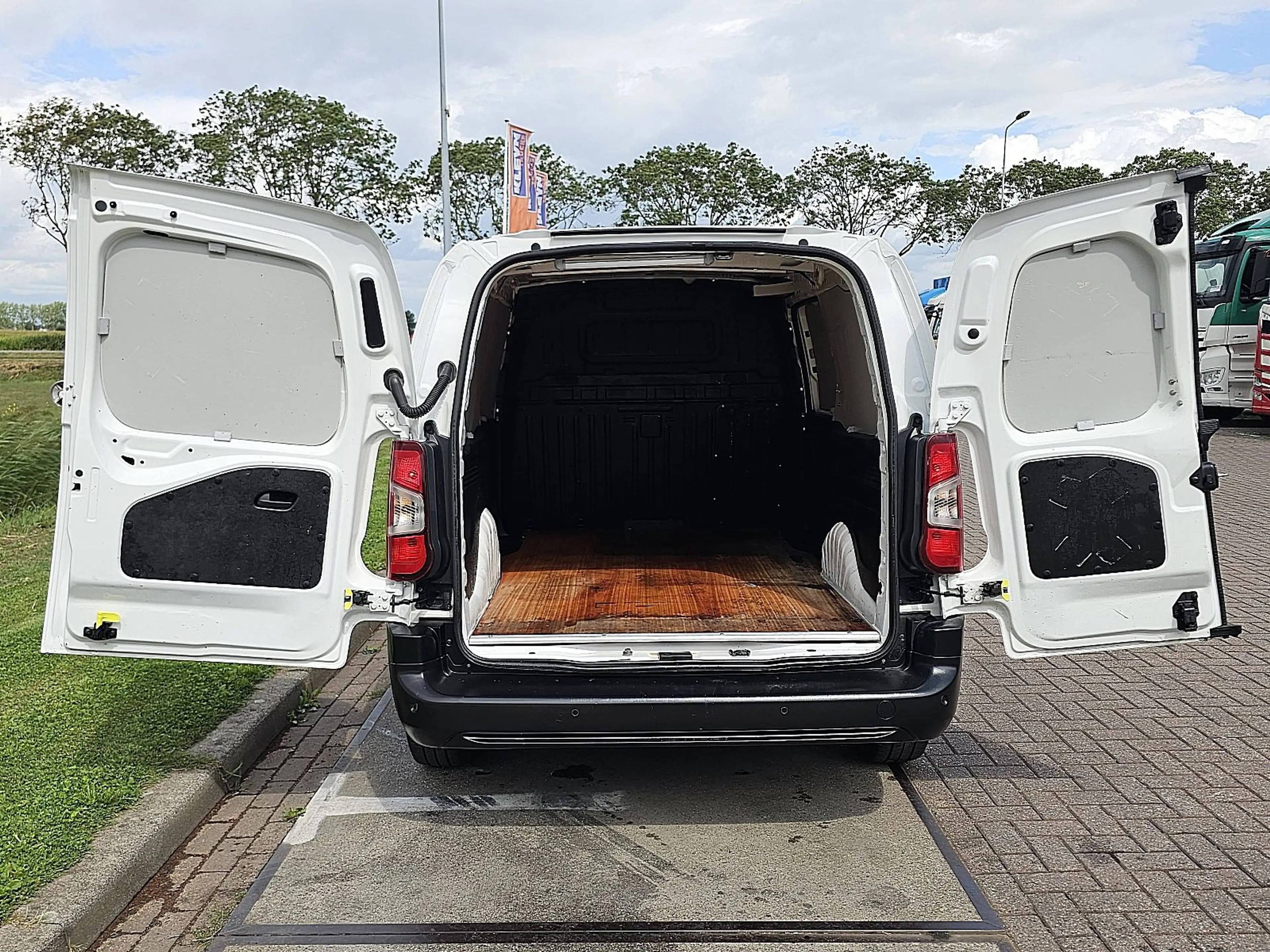 Peugeot Partner 1.5 — photo 14