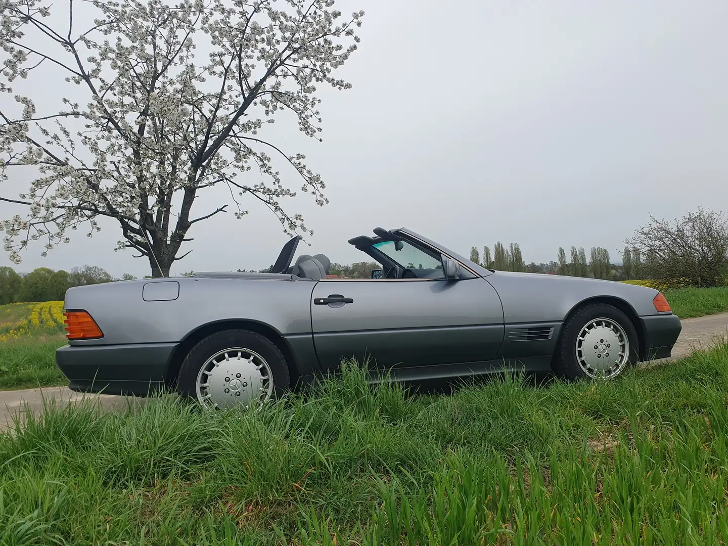 Mercedes-Benz SL 300 -24V,dt., 128TKm, H-Zul., anthrazit, neues Softtop Grey - 1