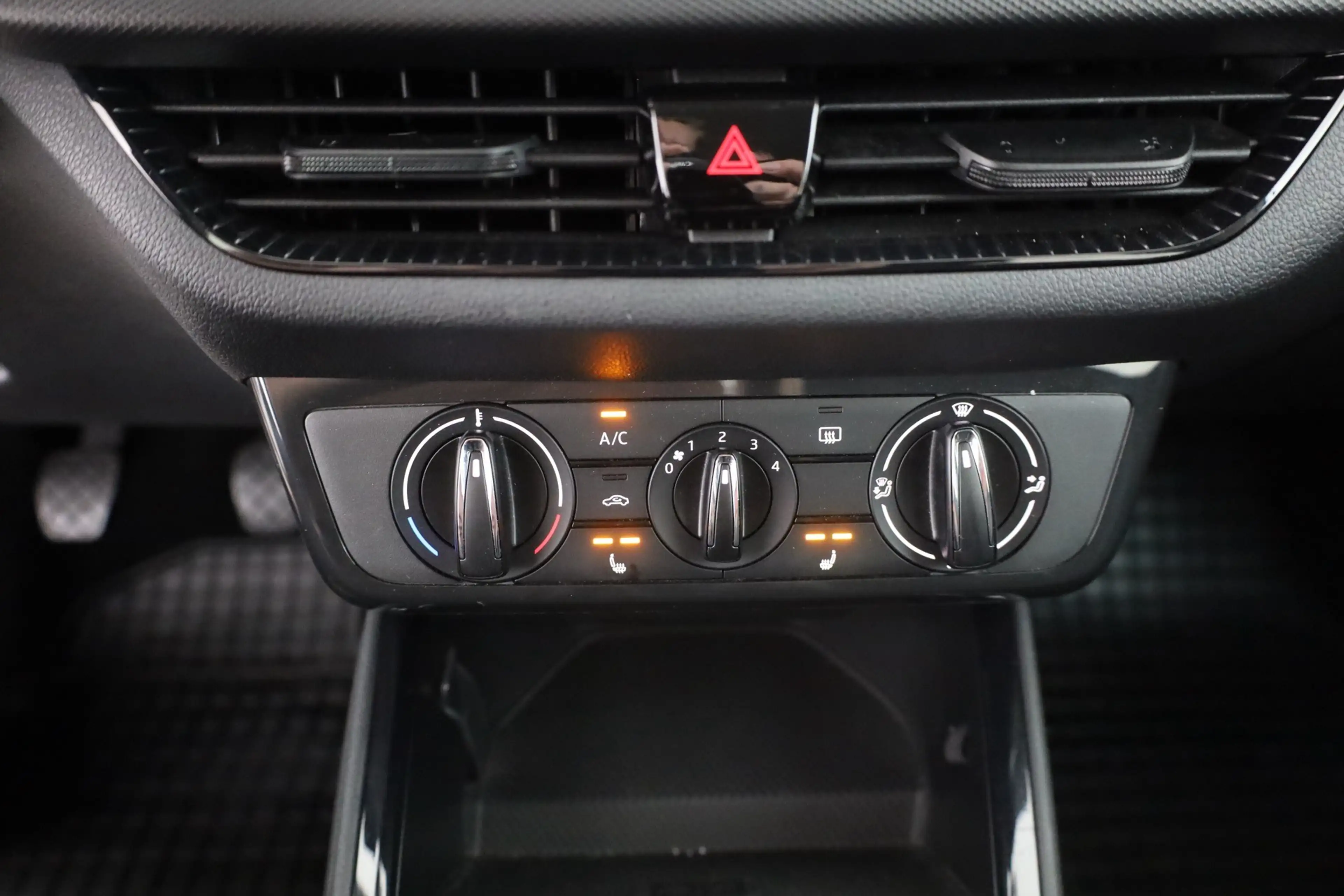 Skoda Fabia 1.0 TSI Active LED SmartLink Sitzheizung — photo 12