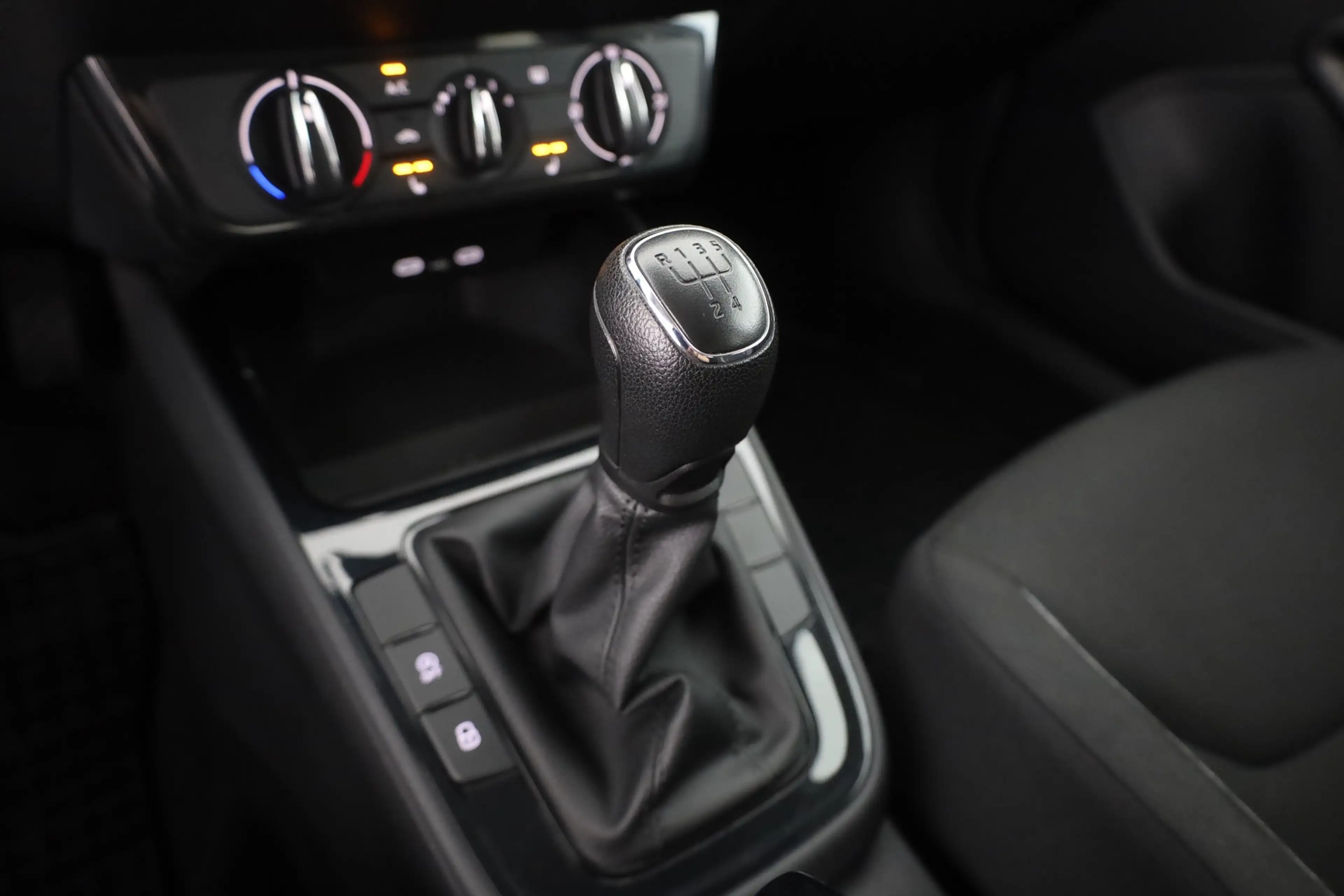 Skoda Fabia 1.0 TSI Active LED SmartLink Sitzheizung — photo 13