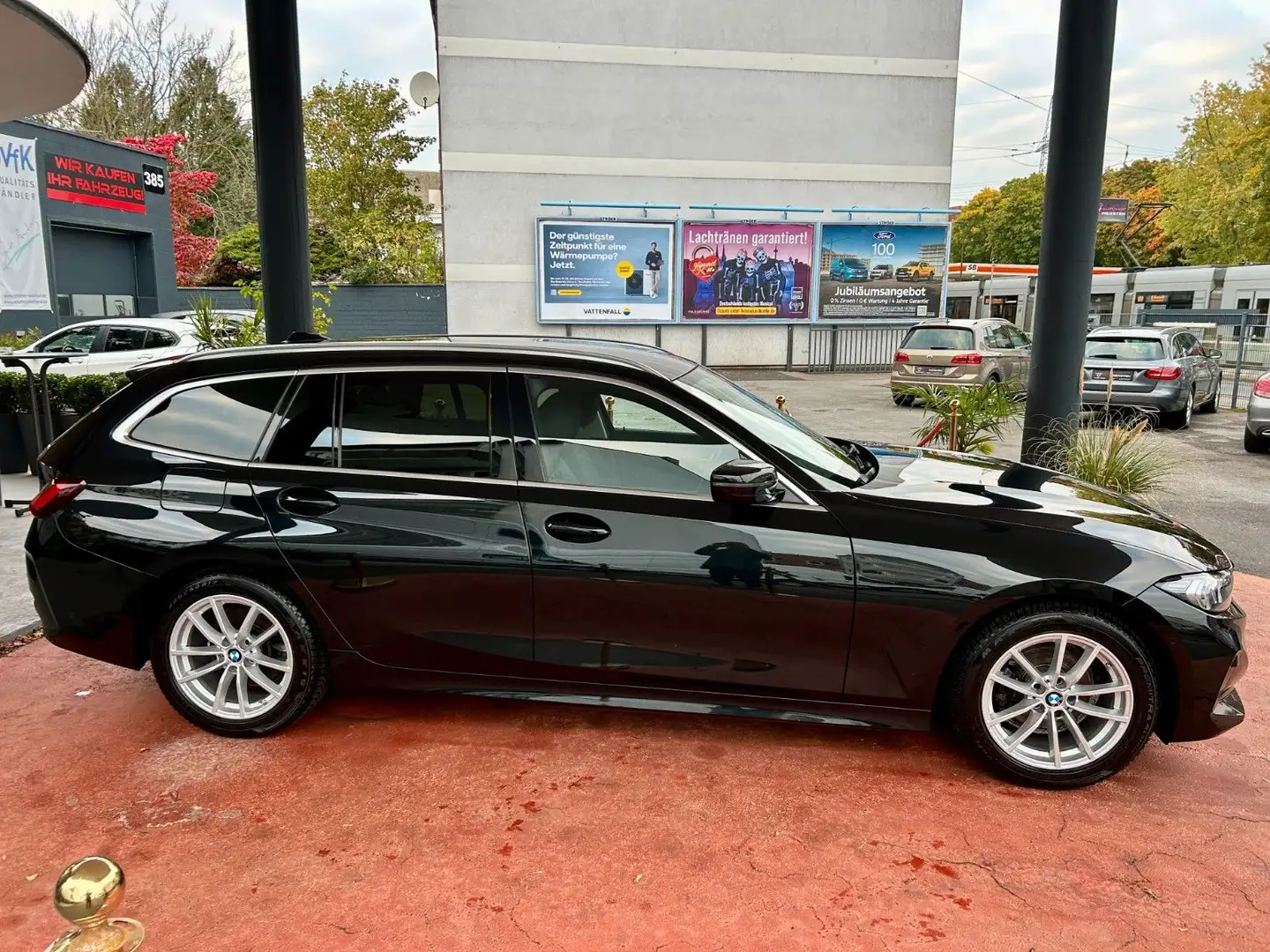 BMW 318 d Touring Connected Professional Automatik Schwarz - 2