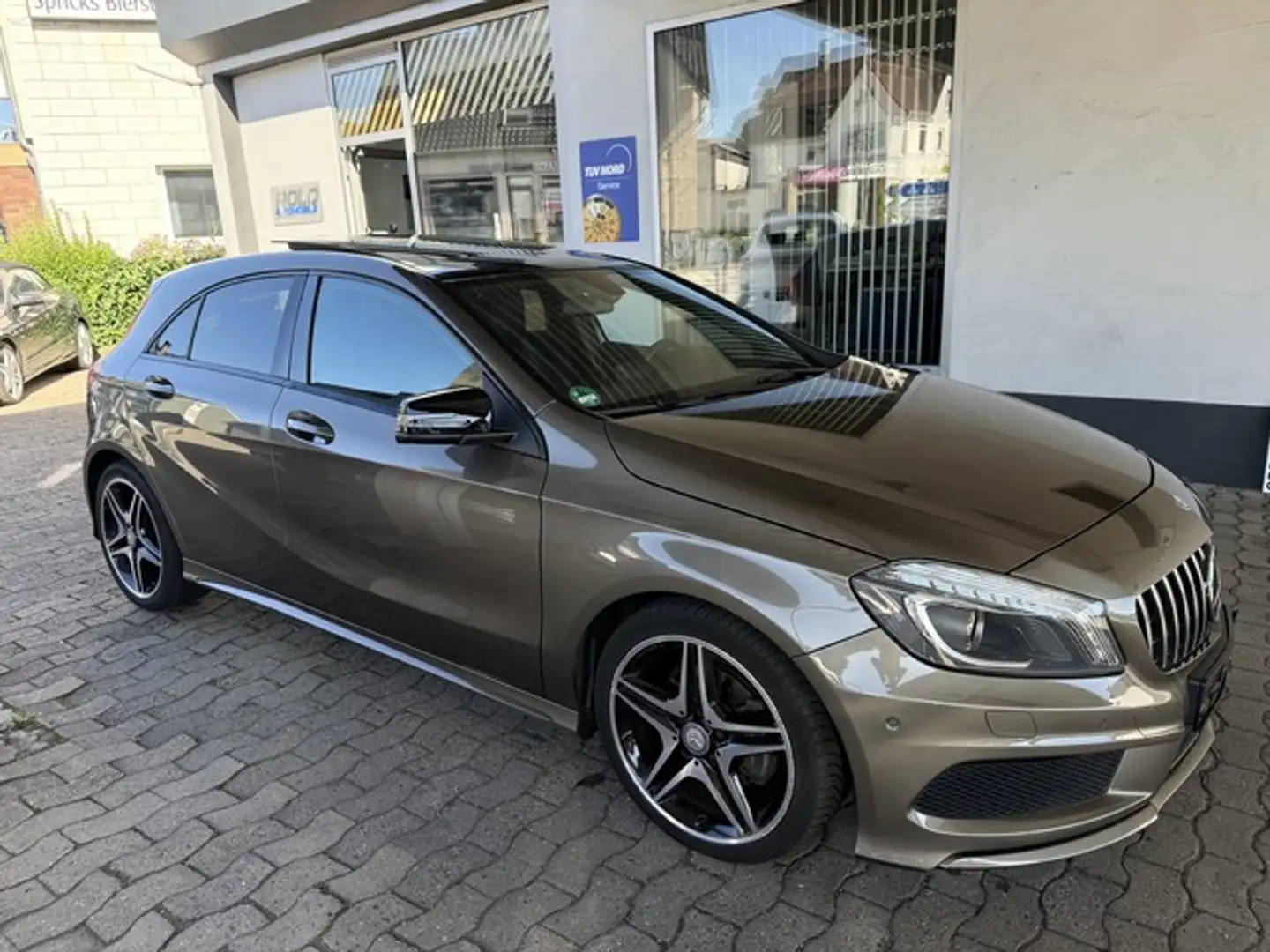 Mercedes-Benz A 200 7G  AMG-Line Panorama  BI-Xenon 18 Zoll - 1