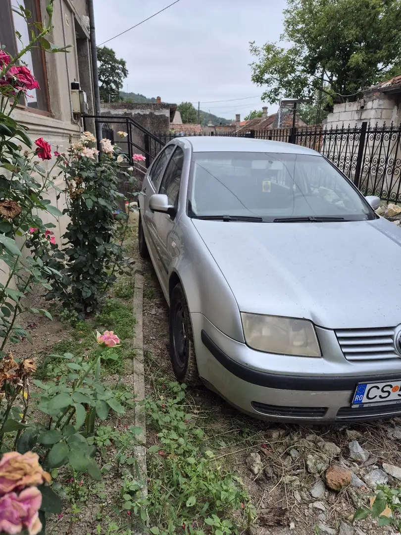 Volkswagen Bora 1.6 Highline - 1