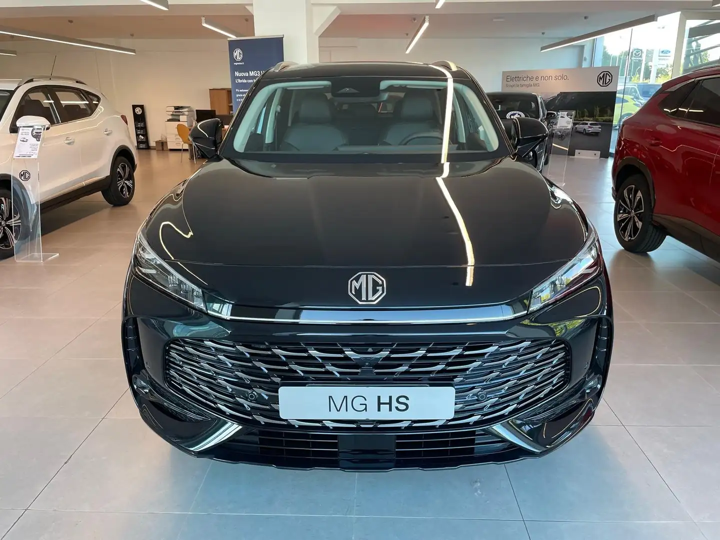 MG HS 1.5 IBRIDA 224cv LUXURY AUTOMATICO NUOVA Nero - 2
