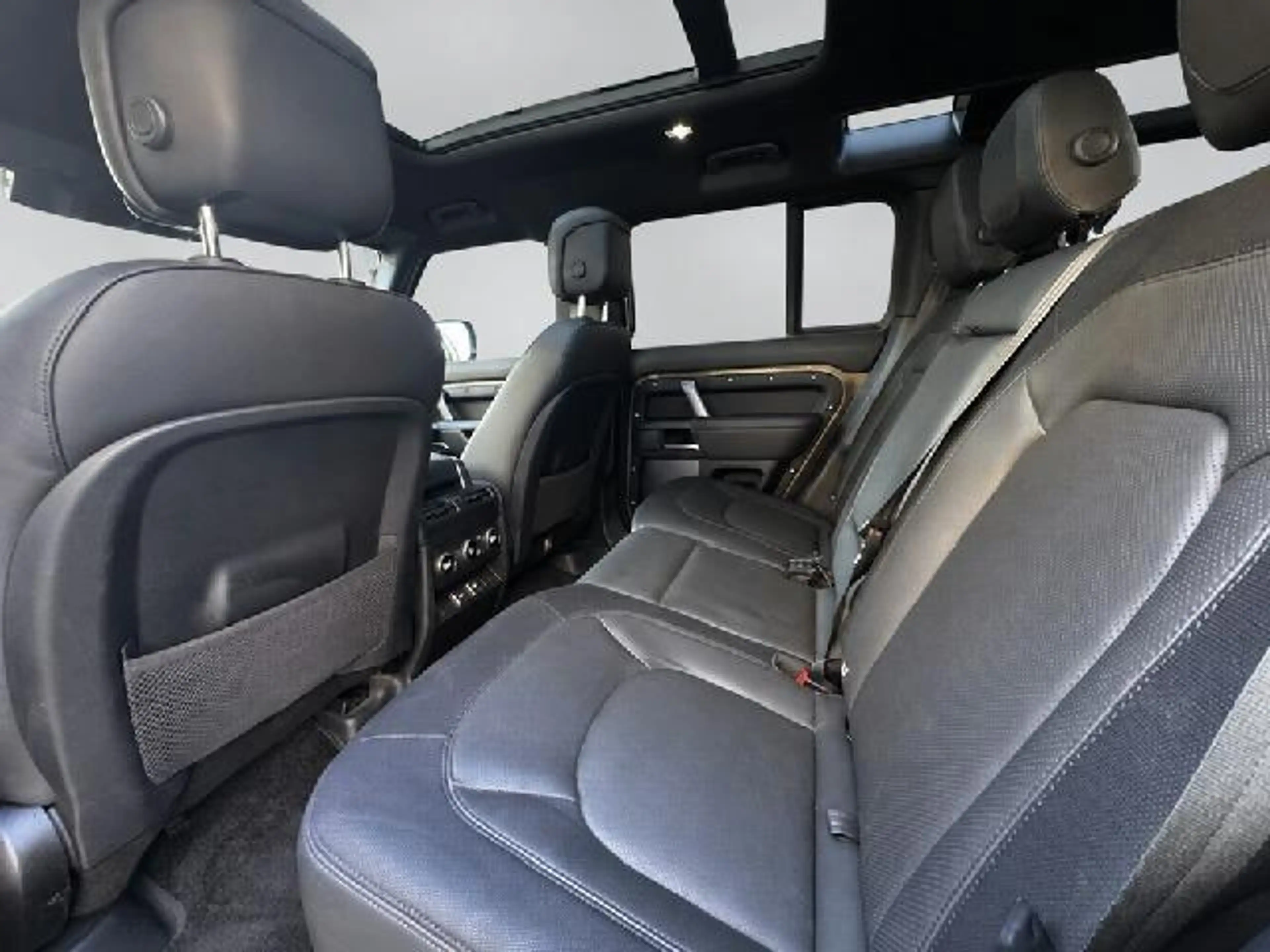 Land Rover Defender 110 2.0 P400e 110 X-Dynamic HSE BTW auto, Full opt — photo 9