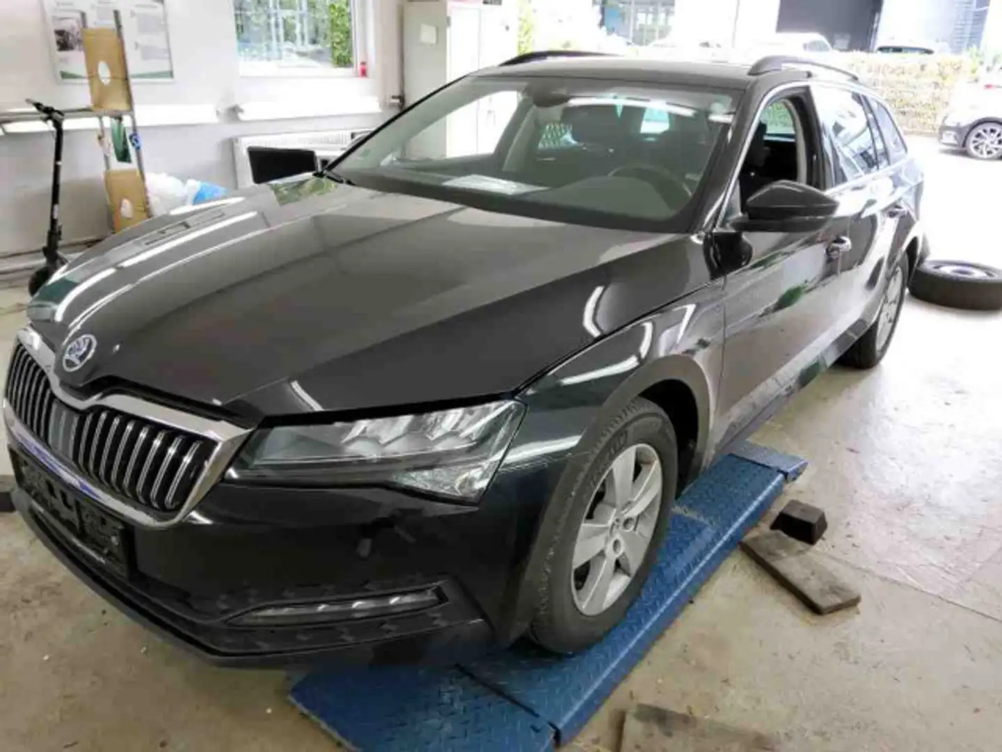 Skoda Superb Combi 2.0 TDI AMBITION NAVI AHK SITZHZ PD Negro - 2
