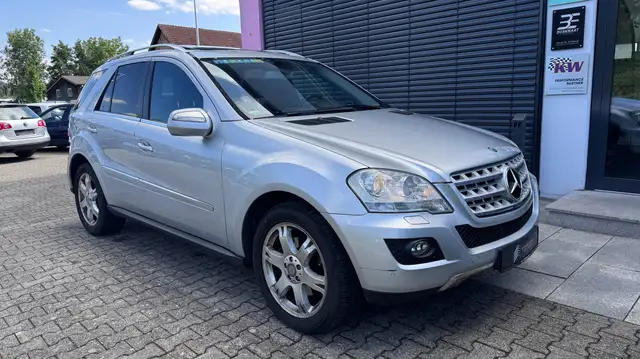 Mercedes-Benz M Class view 8