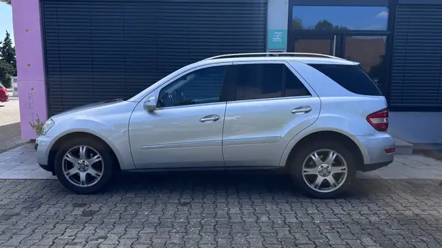 Mercedes-Benz M Class view 3