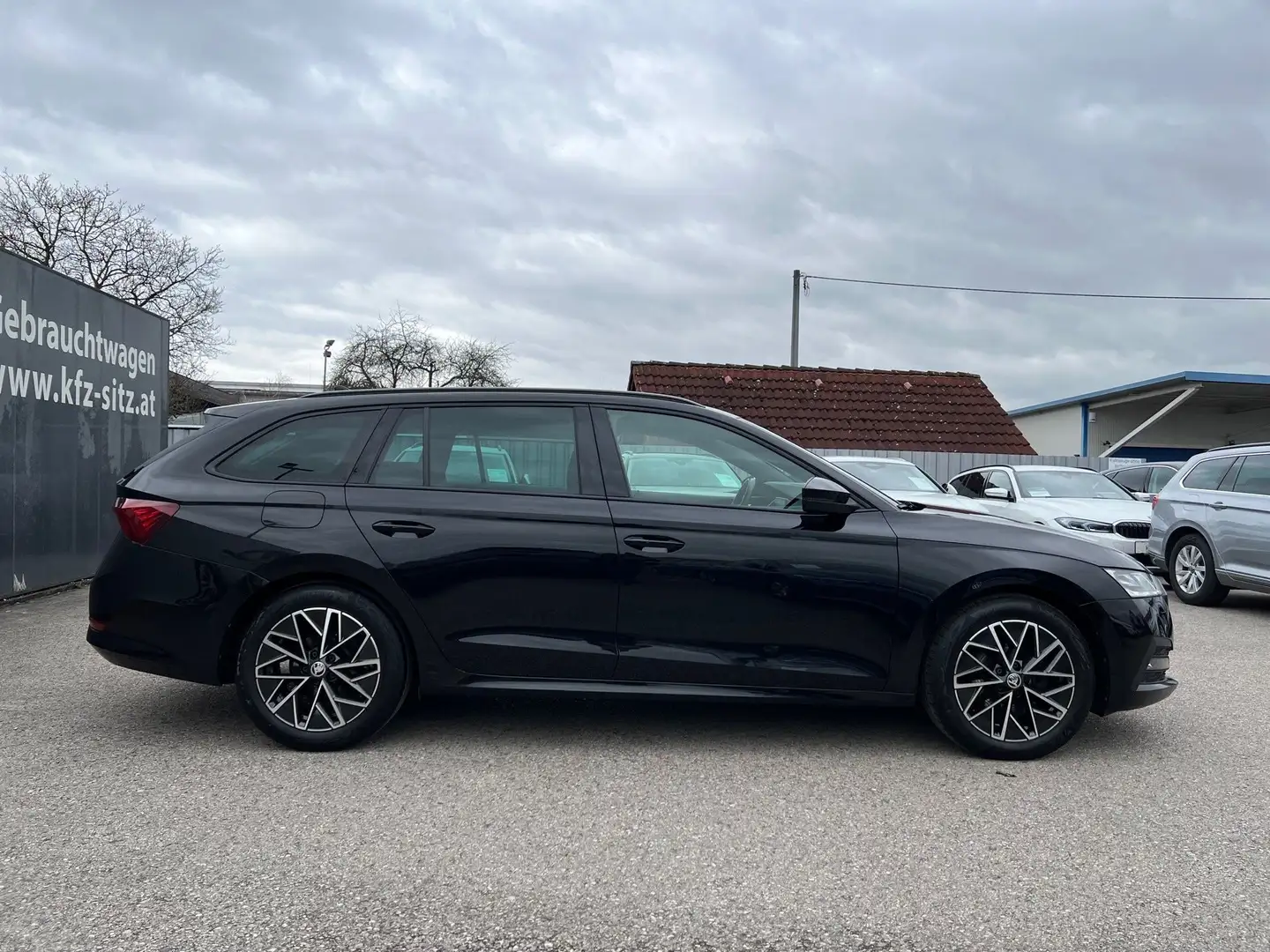 Skoda Octavia Combi 2,0 TDI Sport DSG| AHK*HUD Schwarz - 2