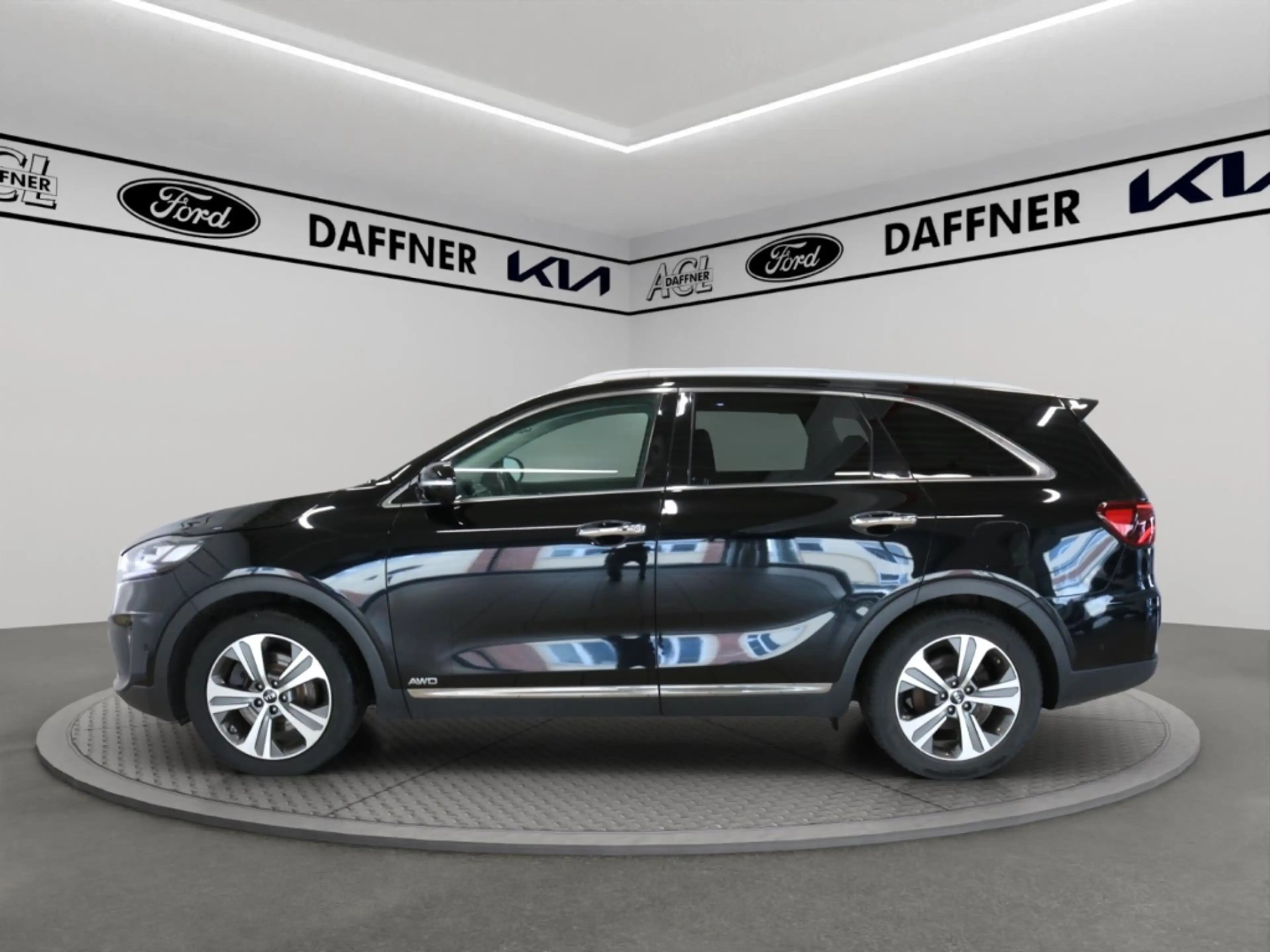 Kia Sorento Platinum Edition 4WD HUD PANO 360 Kamera — photo 13